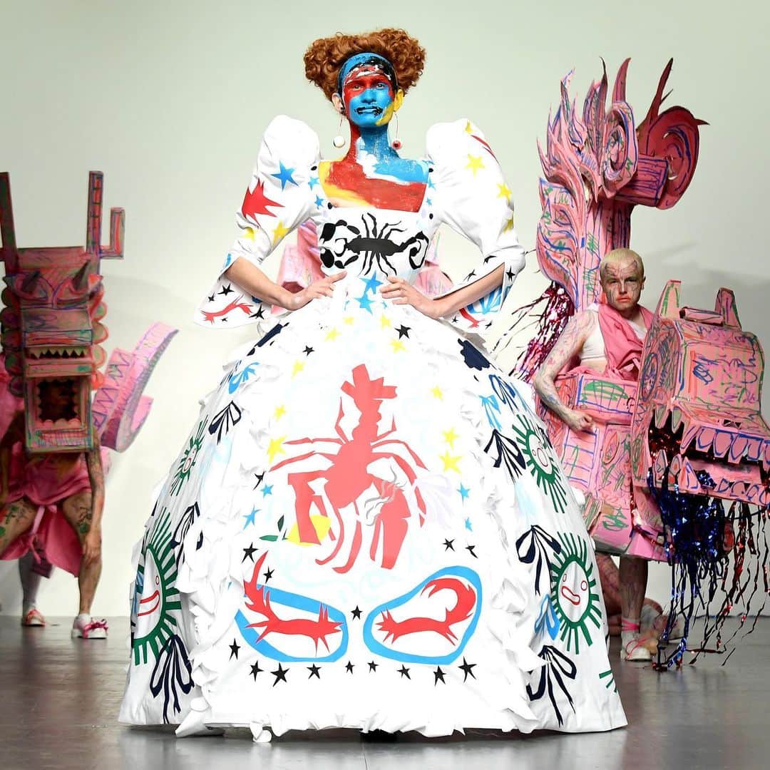 Fashion Weekのインスタグラム：「In lieu of his original plan to throw a virtual party, @_charlesjeffrey instead used his LOVERBOY showcase at the first-ever digital @londonfashionweek as a fundraising event for @ukblackpride. Hosted by @jasonsclosetofficial, the event also served to amplify the voices of Black creatives, including dancer and choreographer @marikiscrycrycry, recent Westminster University fashion graduates @catherinehudson.world and @halina.edwards, singer and songwriter @rachelchinouriri, and poet and activist @kai_isaiah_jamal. Alongside the showcase, the designer also revealed a new capsule collection that will go on sale in December 2020, with proceeds going to the Kaleidoscope Trust, an organization working to uphold the human rights of LGBTQ+ people internationally. Discover more from Charles Jeffrey’s #LFW presentation at londonfashionweek.co.uk.⁠⠀ ⁠⠀ Photo by @gettyimages from #CharlesJeffrey's June 2017 London Fashion Week Men's runway show⁠⠀」
