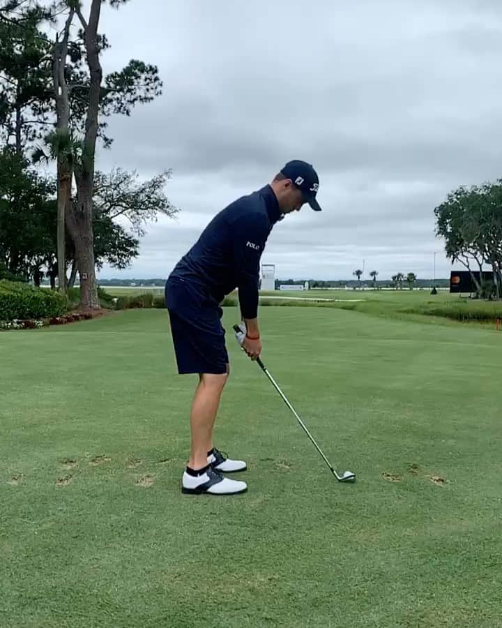 ジャスティン・トーマスのインスタグラム：「Love being back in Hilton Head, such a fun track. Chilly walk around the back nine this morning!🏌️」