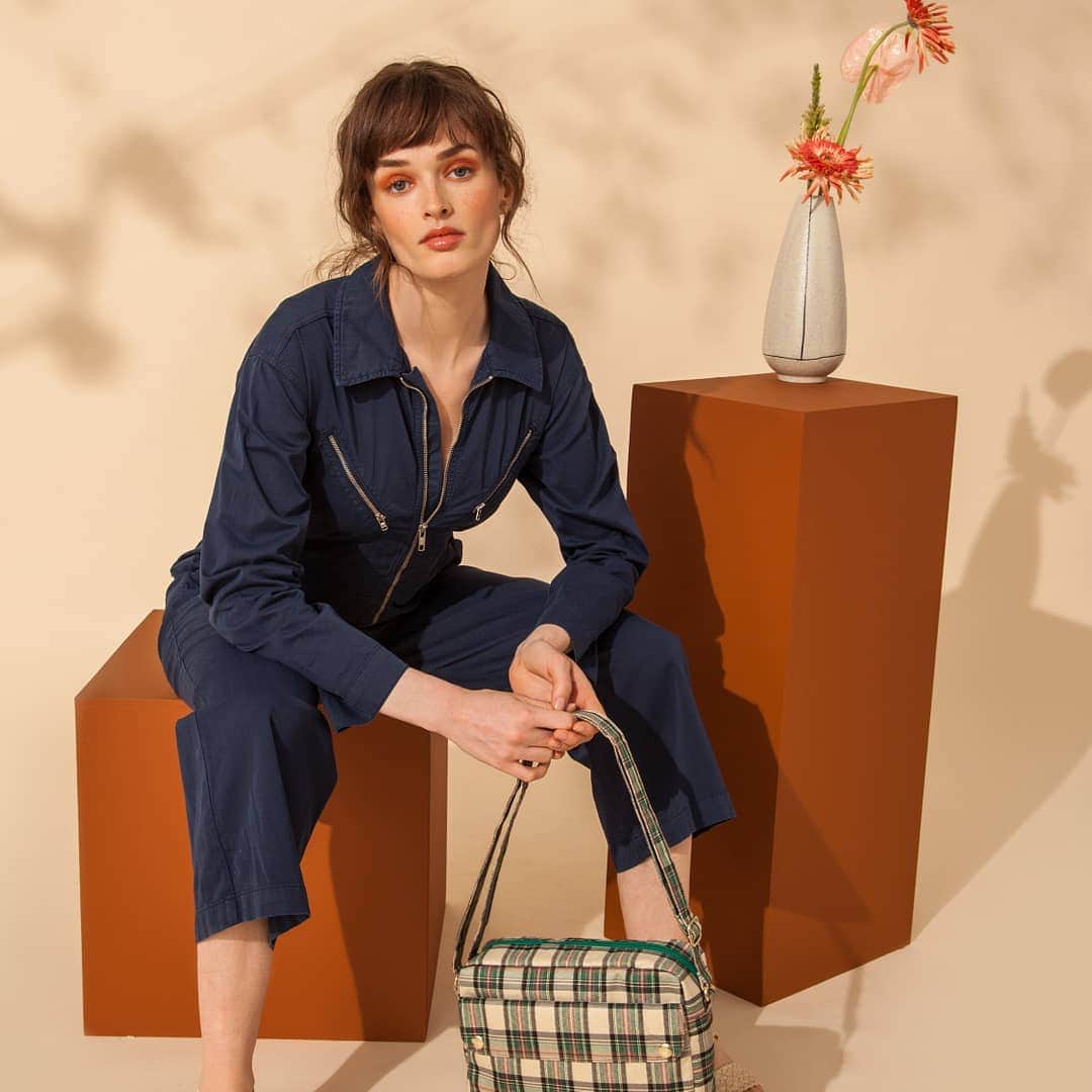 ベンシモンのインスタグラム：「Hello Tuesday dans notre iconique combinaison Dwain 🌼  La petite combi idéale pour filer au bureau 💫 Est-ce qu'on peut déjà commencer à compter les jours avant le week-end ? 🇬🇧 Hello Tuesday 🌼 in our iconic Dwain suit!  The perfect little suit to sneak into the office 💫 ​Can we already count the days until the weekend? ​#bensimon #bensimoncollection #mode #tennis #tennisbensimon #bensimontennis ​」