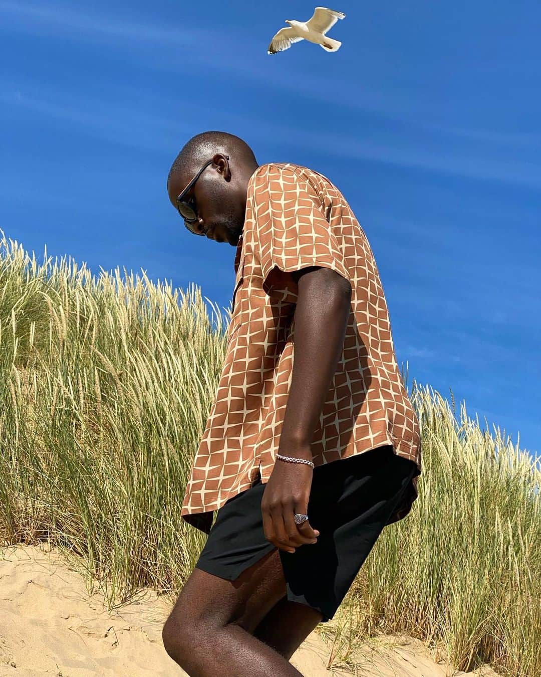 MR PORTERのインスタグラム：「After three months of being stuck at home, the sea breeze is a welcome change (even if it's only for a couple of hours). Mr @emmanuellawal added a spot of style to his weekend beach picnic with this Chimala's camp-collar shirt. Cut in Japan it's retro and relaxed. Tap or head to the link in bio to shop. #FriendsofMRPORTER」