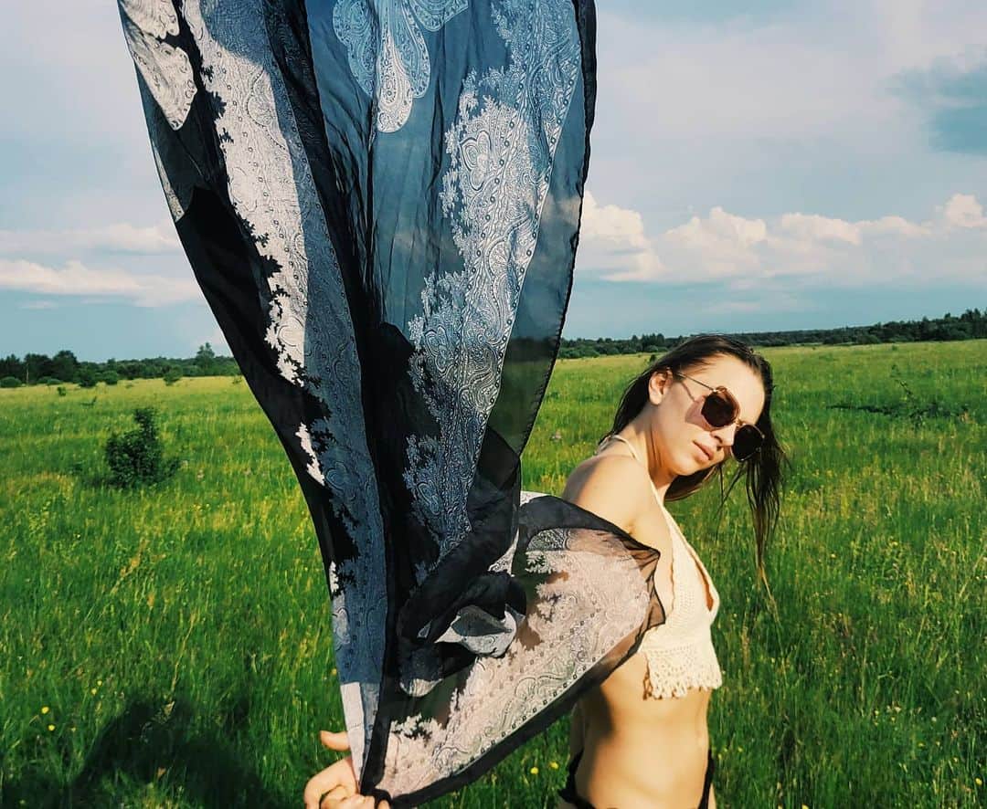 メリティナ・スタニウタさんのインスタグラム写真 - (メリティナ・スタニウタInstagram)「Ветразь надзеi ...I play with a wind , and what's your guilty pleasure ?) ⠀ #belarus #nature #samsungbelarus #galaxyzflip #girl #wind #summer #ethnic #field」6月17日 1時39分 - melitinastaniouta