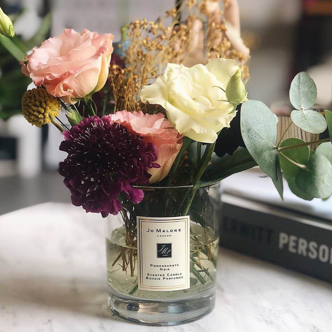 Jo Malone Londonさんのインスタグラム写真 - (Jo Malone LondonInstagram)「Invite the outdoors in and re-use a candle glass as a vase for your favourite blooms. #ANewPurpose」6月17日 2時03分 - jomalonelondon