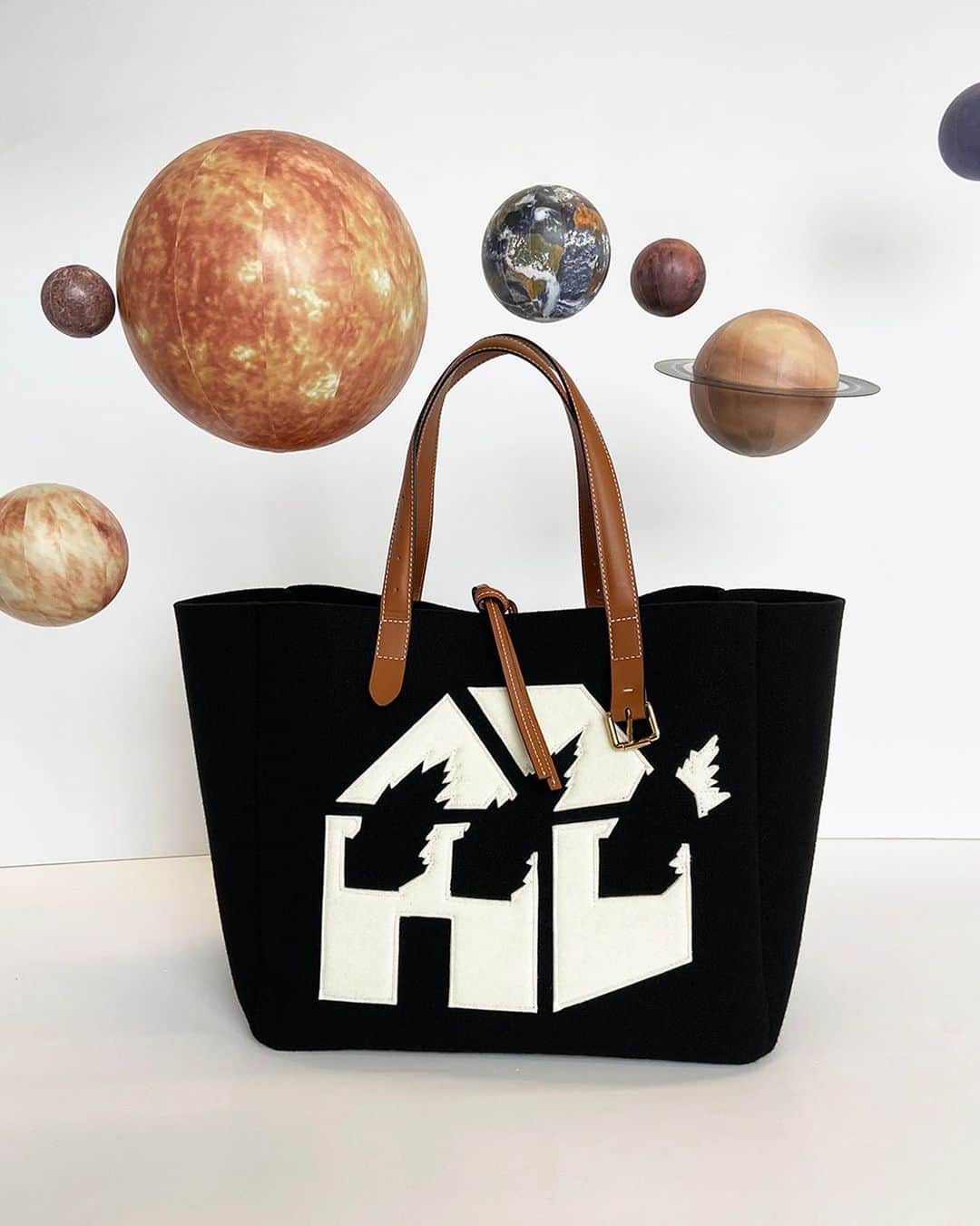 JWアンダーソンさんのインスタグラム写真 - (JWアンダーソンInstagram)「Introducing the Burning House tote in black felt featuring the iconic work by David Wojnarowicz. Available now at JWAnderson.com and at our London store. We are proud to collaborate with P•P•O•W @ppowgallery and the Estate Of David Wojnarowicz to raise funds for Visual AIDS @visual_aids.」6月17日 2時00分 - jw_anderson