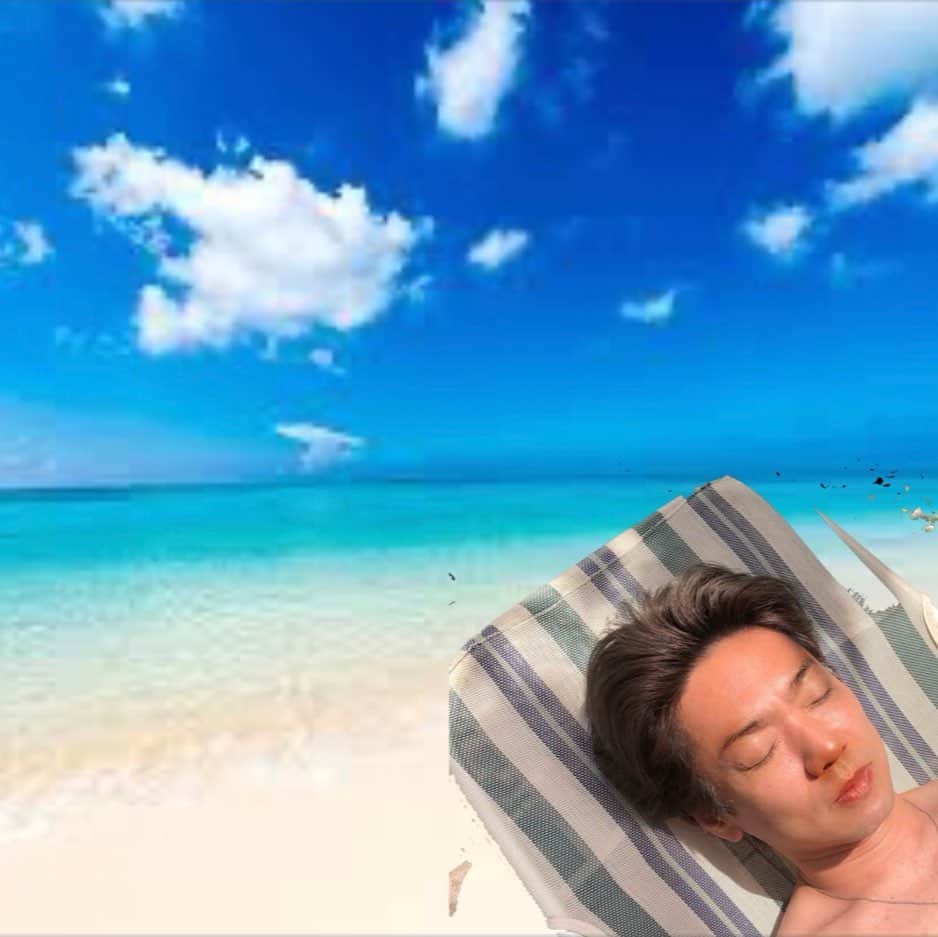 嘉島典俊のインスタグラム：「海行きたーい ガマンできないから 庭で太陽あびる #嘉島典俊#画像合成#YouTubeアップした」