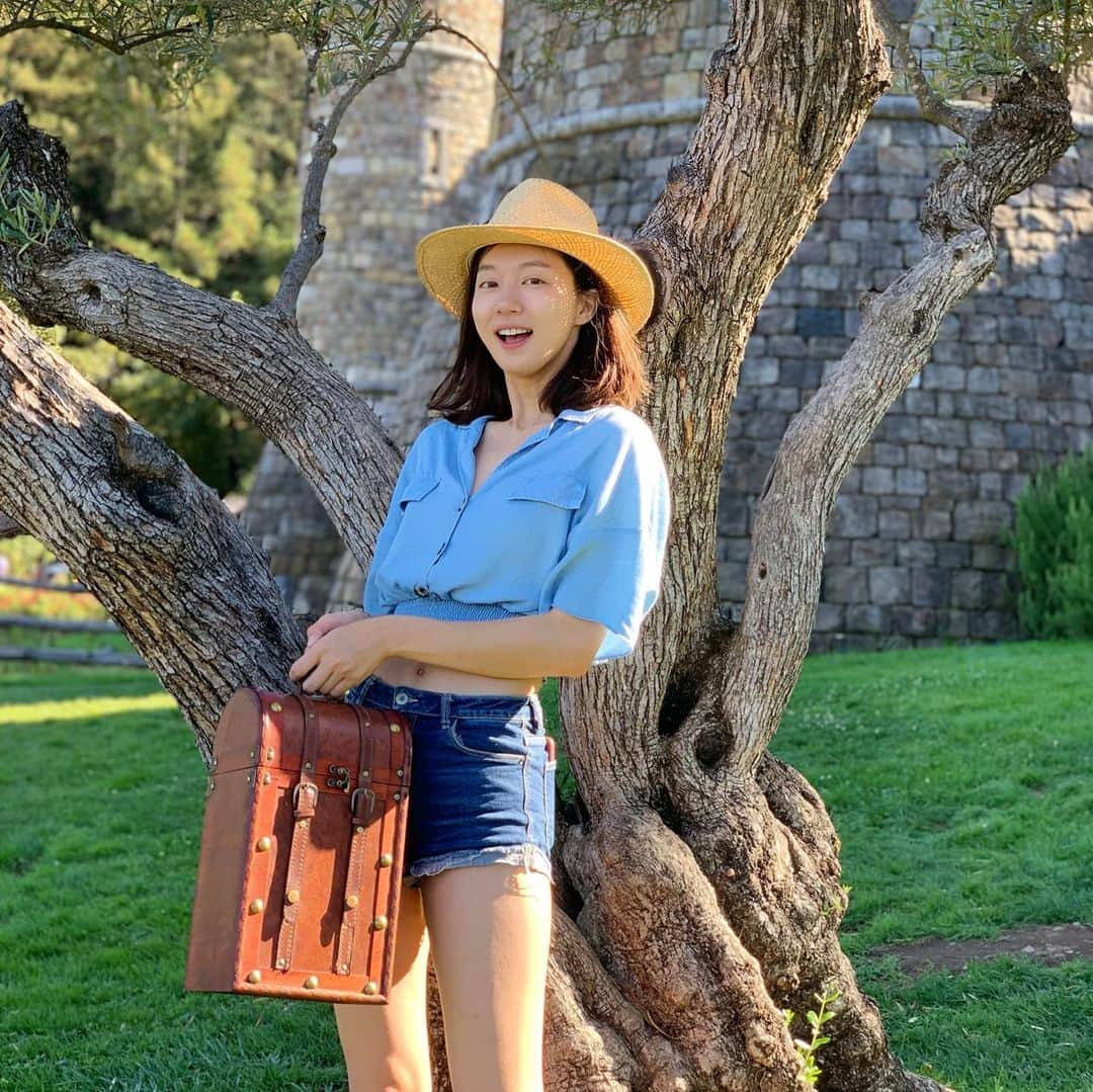 ハ・ヨンジュさんのインスタグラム写真 - (ハ・ヨンジュInstagram)「Rose-lipped maidens, light foot lads!  #랜선여행 #🍇」6月17日 2時06分 - hi_iamjoojoo