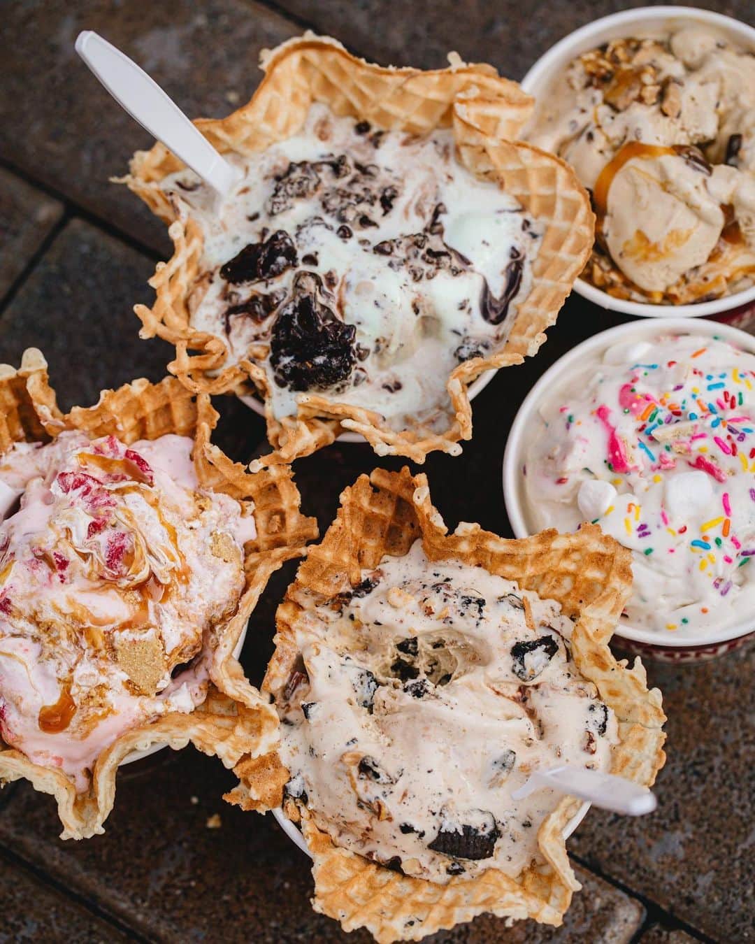 コールド・ストーン・クリーマリーのインスタグラム：「Looking forward for the day that the whole squad can get back together again for Cold Stone 🙌 Until then, enjoy a little solo indulgence!」