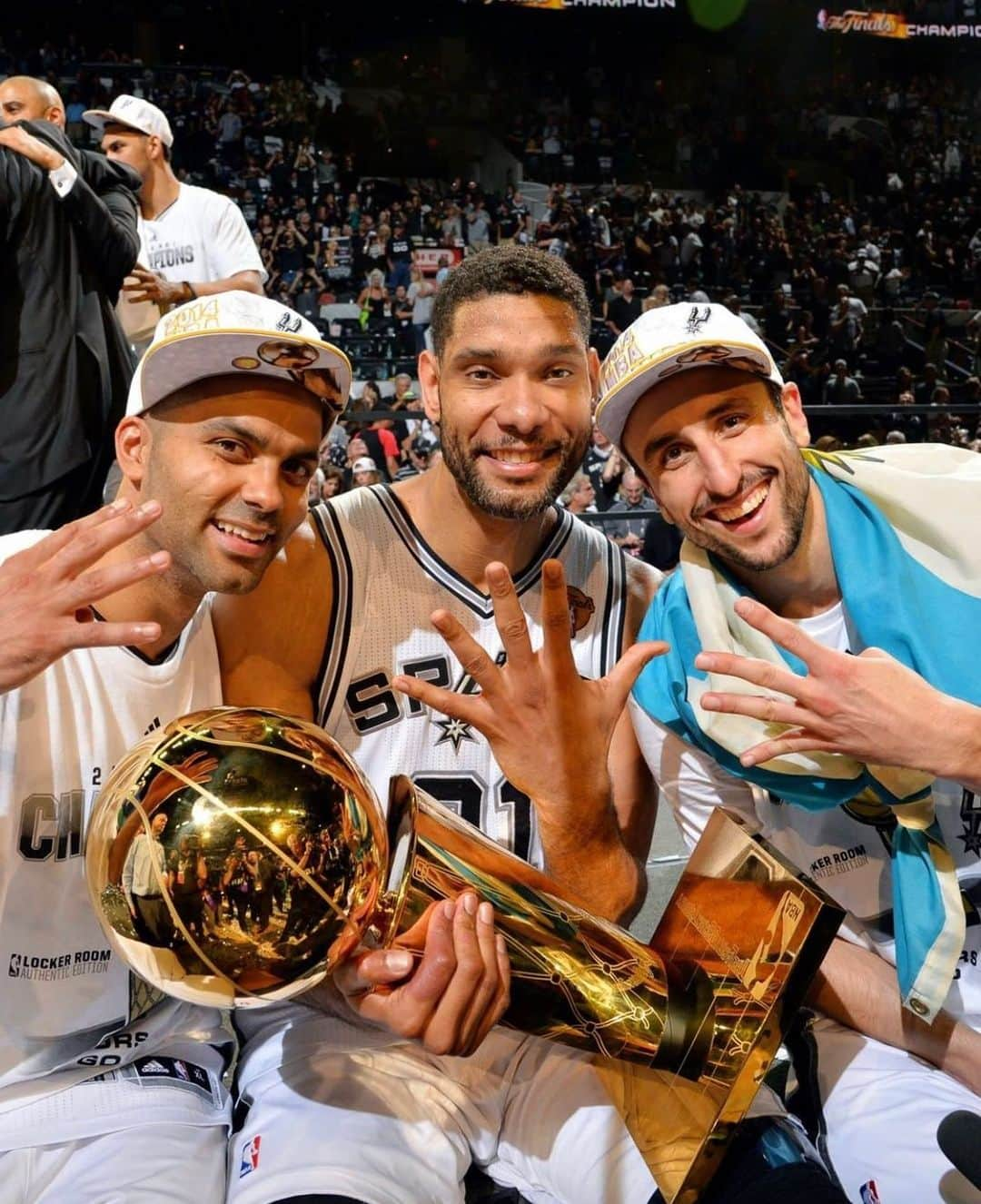 トニー・パーカーさんのインスタグラム写真 - (トニー・パーカーInstagram)「6 years later, 4th ring ✨ • • • #nbachamp #champions #2014 #spurs #blackandwhite #friendship #bigthree」6月17日 2時13分 - _tonyparker09