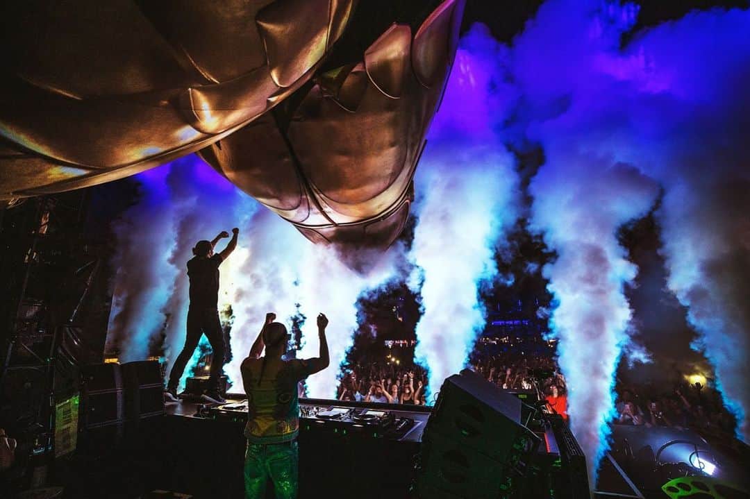 Dimitri Vegas & Like Mikeさんのインスタグラム写真 - (Dimitri Vegas & Like MikeInstagram)「Today would be the first show out of 15 of our @tomorrowland presents Dimitri Vegas & Like Mike @ushuaiaibiza, crazy times... It breaks our hearts we can't party together but let's make it twice as big next year 🔥」6月17日 2時20分 - dimitrivegasandlikemike