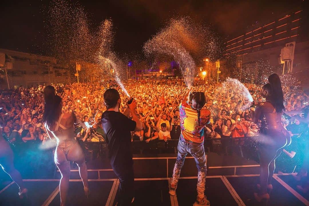 Dimitri Vegas & Like Mikeさんのインスタグラム写真 - (Dimitri Vegas & Like MikeInstagram)「Today would be the first show out of 15 of our @tomorrowland presents Dimitri Vegas & Like Mike @ushuaiaibiza, crazy times... It breaks our hearts we can't party together but let's make it twice as big next year 🔥」6月17日 2時20分 - dimitrivegasandlikemike