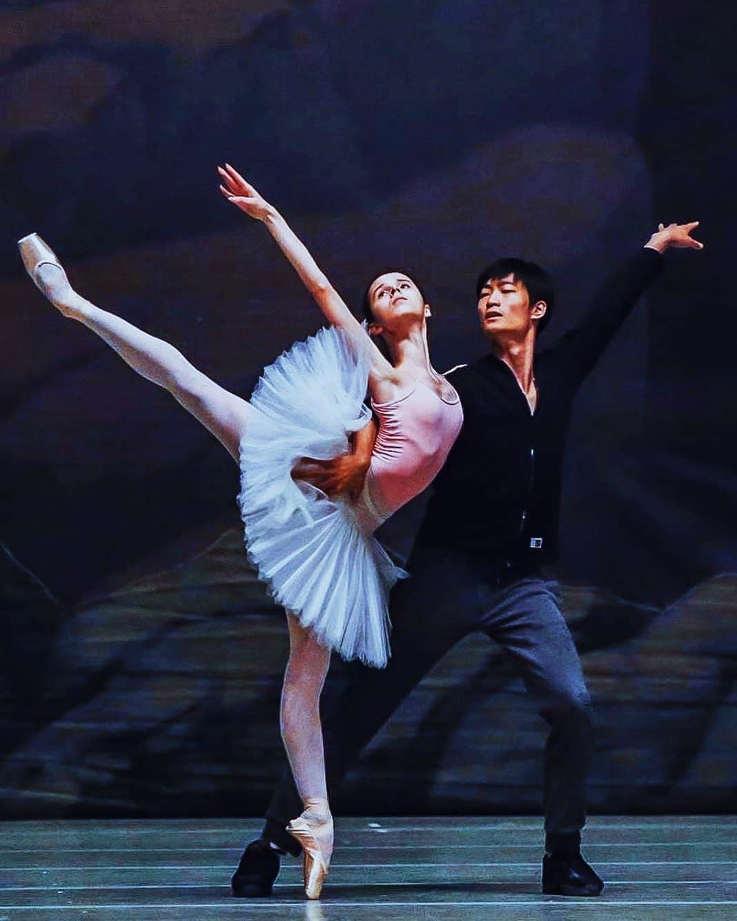 マリア・コーレワさんのインスタグラム写真 - (マリア・コーレワInstagram)「#TutuTuesday  Throwback to rehearsing on stage of the Mariinsky with the incredible star @kimin_kim1028 🤩🙏🏻 So thankful for these moments that feel pretty surreal now! ✨ And what are you thankful for today? 😍 Photo by @silaavvakum  Были времена - с невероятным @kimin_kim1028 мы репетировали «Баядерку» на сцене Мариинского 🤩🙏🏻 Просто хочется сказать огромное спасибо за такие моменты в моей жизни ✨ А за что вы сегодня можете сказать спасибо? 😍  Фотография @silaavvakum」6月17日 2時17分 - marachok