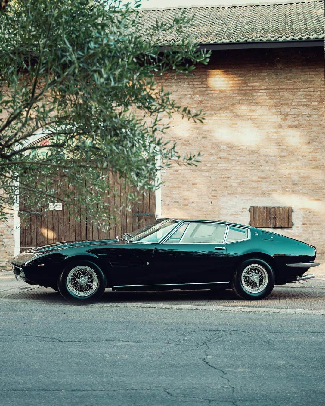 マセラティさんのインスタグラム写真 - (マセラティInstagram)「As we announce the upcoming new #MaseratiGhibli hybrid, we look back to 1966 when #Maserati race-bred power met revolutionary modern design, sparking a new chapter in our history. #SparkTheNext」6月17日 2時17分 - maserati