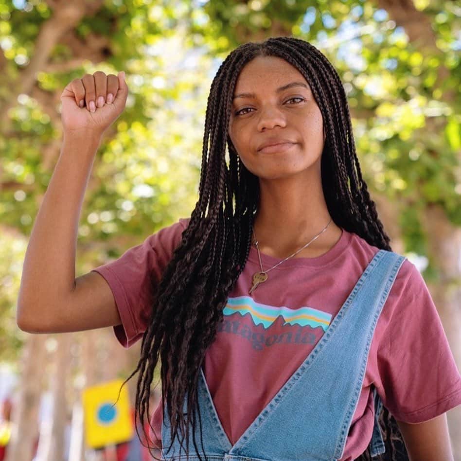 アレックス・オノルドのインスタグラム：「Hi everyone, @GreenGirlLeah here with an instagram takeover! Through my studies as an environmental science & policy student, I was startled to see how much someone's cultural identity could actually increase their risk of being exposed to environmental hazards. Black and brown communities in the country faced disproportionate exposure to poor air and water quality. Small Island Nations globally were facing the threat of sea level rise and BIPOC communities on average had less access to green spaces to recreate. While the data was very clear, at times I didn't feel support from the environmental community when it came to acknowledging social injustice as it relates to my identity and I felt unheard. This is why I decided to define the term "Intersectional Environmentalism" - a type of environmentalism that identifies the ways in which injustices happening to marginalized communities and the earth are interconnected, without silencing or minimizing social inequality. By acknowledging both social and environmental injustice as environmentalists, I think we really have the power to create change.  To learn more, Alex and I spoke about intersectional environmentalism this morning in an IG TV episode posted on his profile. You can also learn more about my new organization @intersectionalenvironmentalist , created by an amazing collective of eco-activists, on the instagram page or website intersectionalenvironmentalist.com (link in Alex’s profile.) Photo by @noyekim」