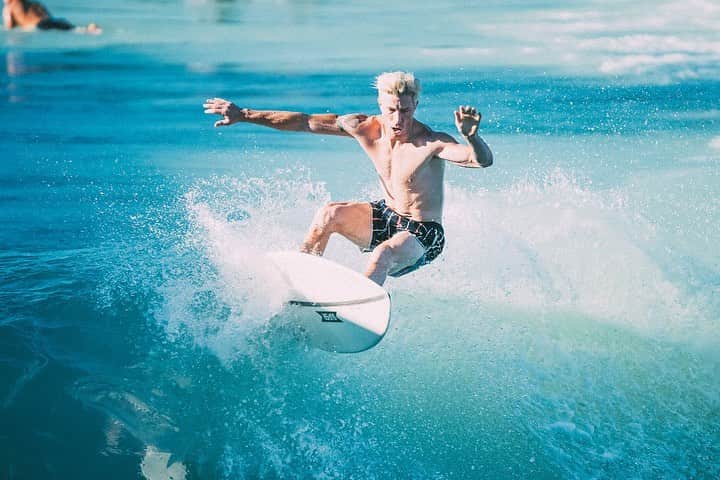 ショーン・ホワイトさんのインスタグラム写真 - (ショーン・ホワイトInstagram)「My dad named me Shaun after Shaun Tomson, the pro South African surfer. Trying my best to live up to my namesake! 🏄🏼」6月17日 2時53分 - shaunwhite