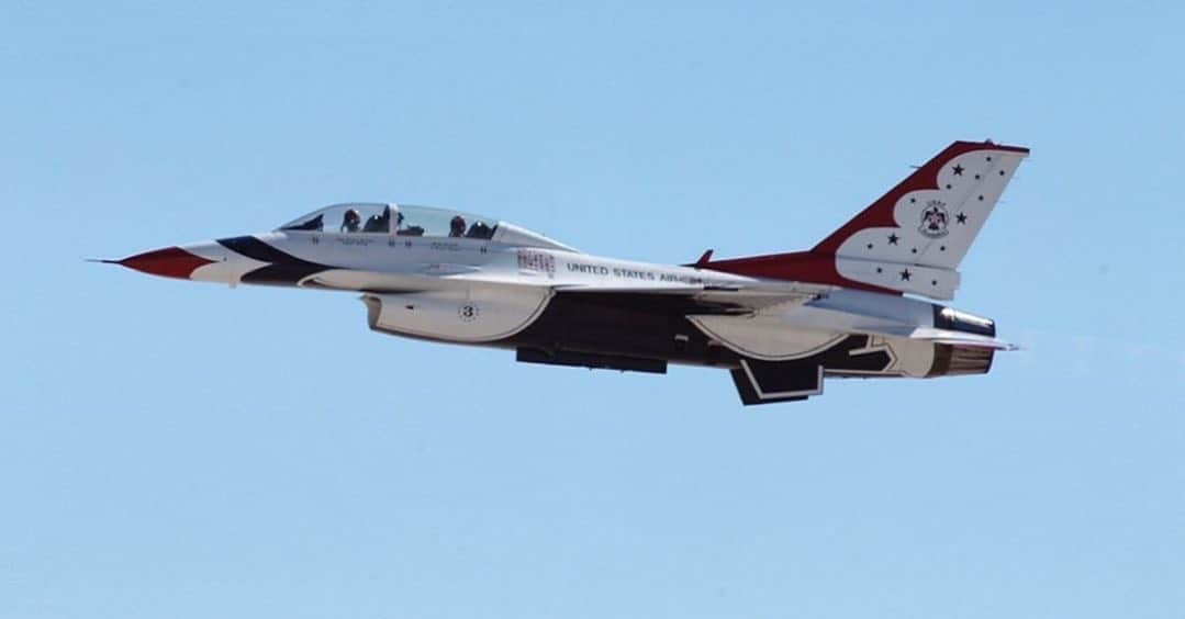 3 Doors Downさんのインスタグラム写真 - (3 Doors DownInstagram)「Flashback several years to the ride of my life with the @afthunderbirds. Pulled 9 G’s and done ALL the tricks!.......that’s me in the back......not throwing up! Thanks for reminding me of this @justin3dd - @brad3doorsdown #repost」6月17日 3時01分 - 3doorsdown