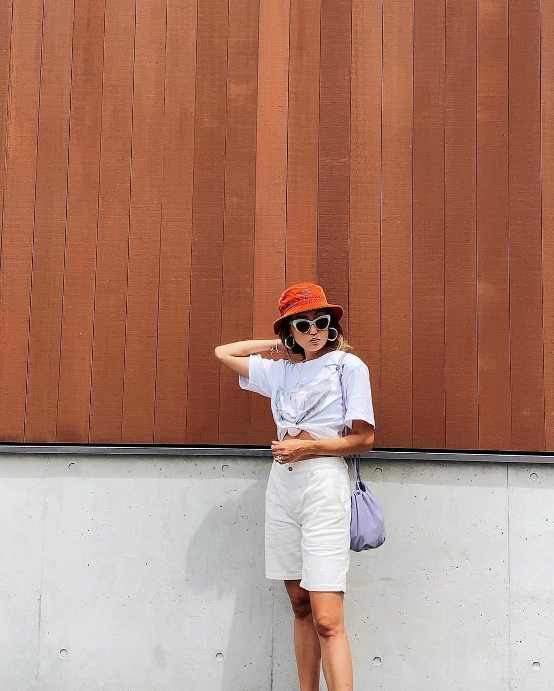 のインスタグラム：「♡ . . . 真夏のコーデュロイ大好物🦖 . . . このコーデュロイパンツ🩳は メンズブランド @offshore.official  のヤツ。 . . Sサイズにしたから ぴったしだった🙃🙃🙃 . . . メンズものに ヒールとかはいちゃうの 昔からやめられません♡♡♡ . . . 天邪鬼精神ww . . . コーデュロイptは 他にもカラーありましたょッ . . #offshore #オフショア #メンズ服大好き #夏のコーデュロイ #白　ッ . . . 梅雨あけた？？？ 🙃」