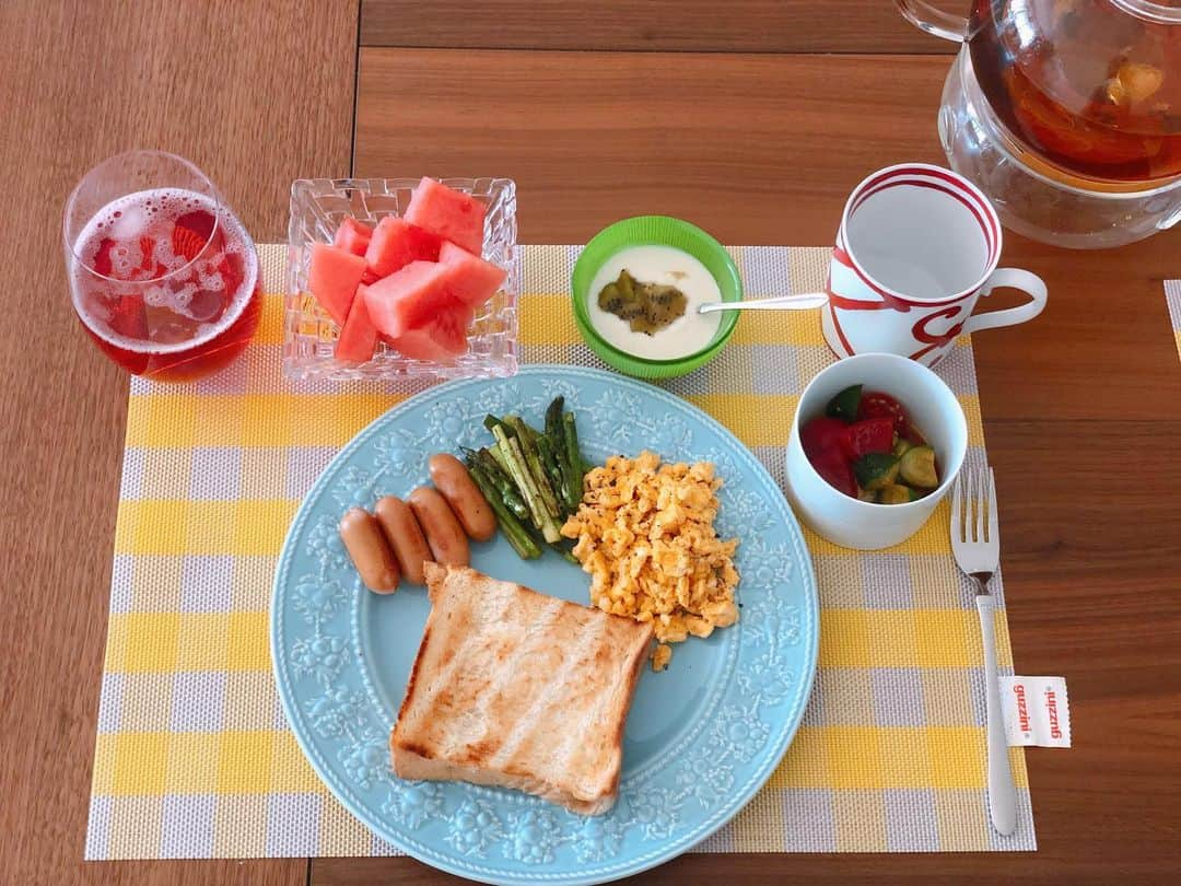 英玲奈さんのインスタグラム写真 - (英玲奈Instagram)「#今日の朝ご飯 #夫の朝ご飯　 ちょっとバタバタな朝はパンが有り難い。 冷たい飲み物は、 #ハイビスカスティー 濃く入れて冷蔵庫に常備しています。 炭酸水で割って。 #ビタミンチャージ  #ていねいな暮らし #季節を感じる暮らし#からだにいいこと#料理 #からだにやさしいごはん #おうちごはん#夫の健康守りたい#10年後の健康の為に#無添加#無化調#オーガニック#低gi #美腸活#趣味生活#料理家#erenakitchen」6月17日 9時03分 - erena_erenyan