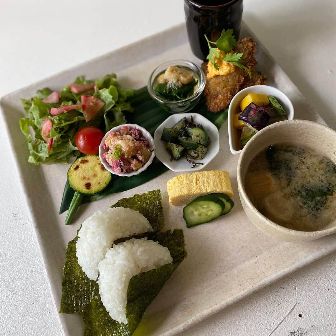 cafezakkagallery-flagのインスタグラム：「▪︎ご案内▪︎ １６日より和食プレートが復活致しました。 ぜひまた FLAGでゆっくりと優しい和食をお楽しみ下さいませ。 ネットからもご予約承ります！ . ギャラリーでは１９日までの 「ねこねこニャーニャー」展を開催しております。 ぜひニャーをお楽しみください。  #cafeFLAG #cafezakkagalleryflag  #cafeFLAGのランチ #gallery #猫 #にゃー #大阪カフェ巡り #大阪カフェ #枚方市」