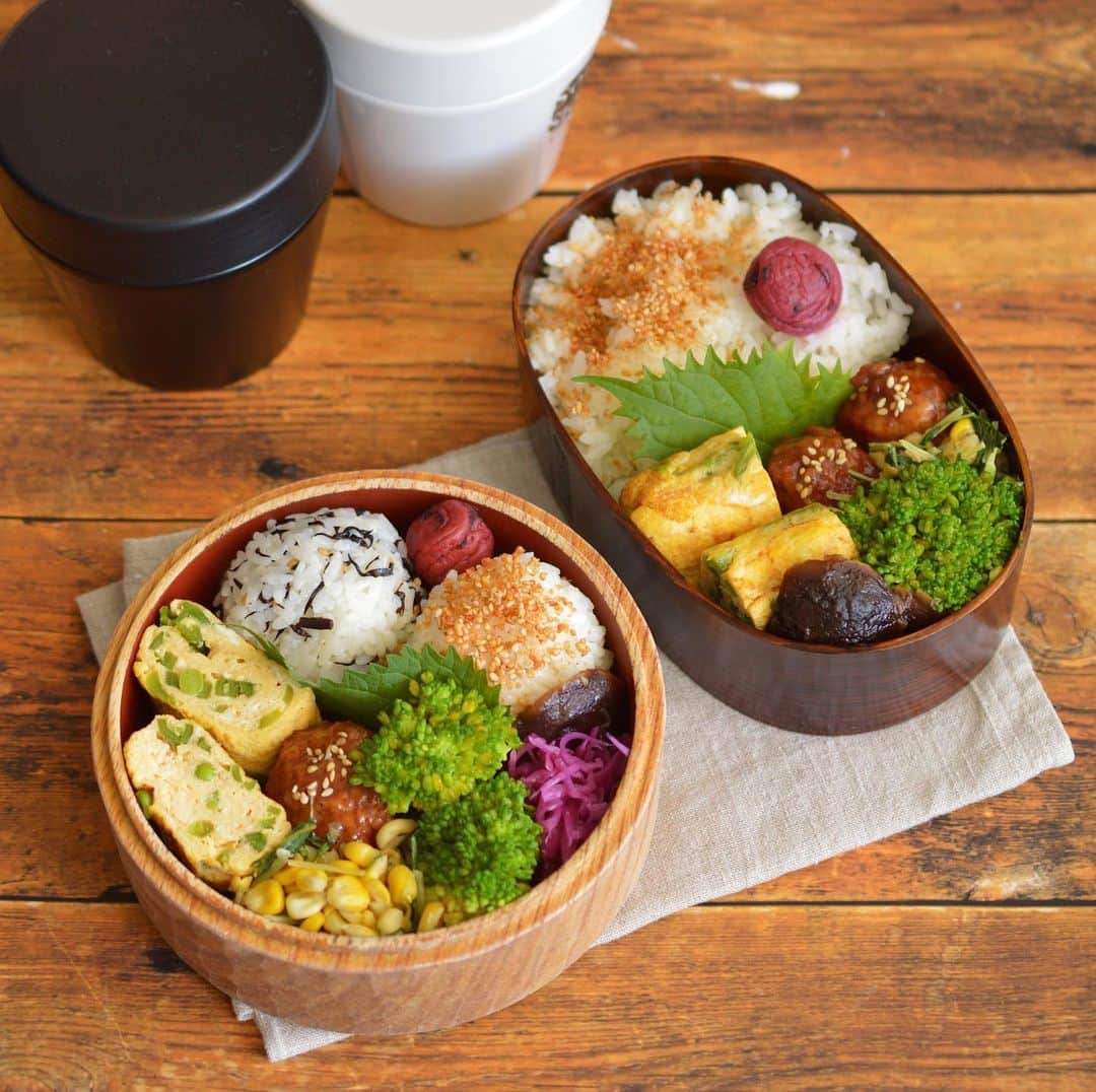 yukiyoのインスタグラム：「2020.6.17* ・ 今日のお弁当 ・ 味ごまふりかけ、ひじきふりかけおむすび スナップえんどう入り玉子焼き 肉団子 とうもろこし水菜バター醤油 ブロッコリー しいたけ甘煮 紫キャベツマリネ ・ お湯を入れて作るお味噌汁付き ・ ・ 良いお天気♡ だけどずっと会社にいるからあまり関係なく… 週末晴れてくれたら嬉しいけど今日までとか？ 残念だわー ・ 金曜日は健康診断 あと1日頑張ろ ・ #お弁当 #obento #bento #lunch #lunchbox #onthetable #japanesefood #暮らし #曲げわっぱ #lin_stagrammer #ロカリ #おうちごはんLover #マカロニメイト #IGersJP #おむすび #おにぎり」
