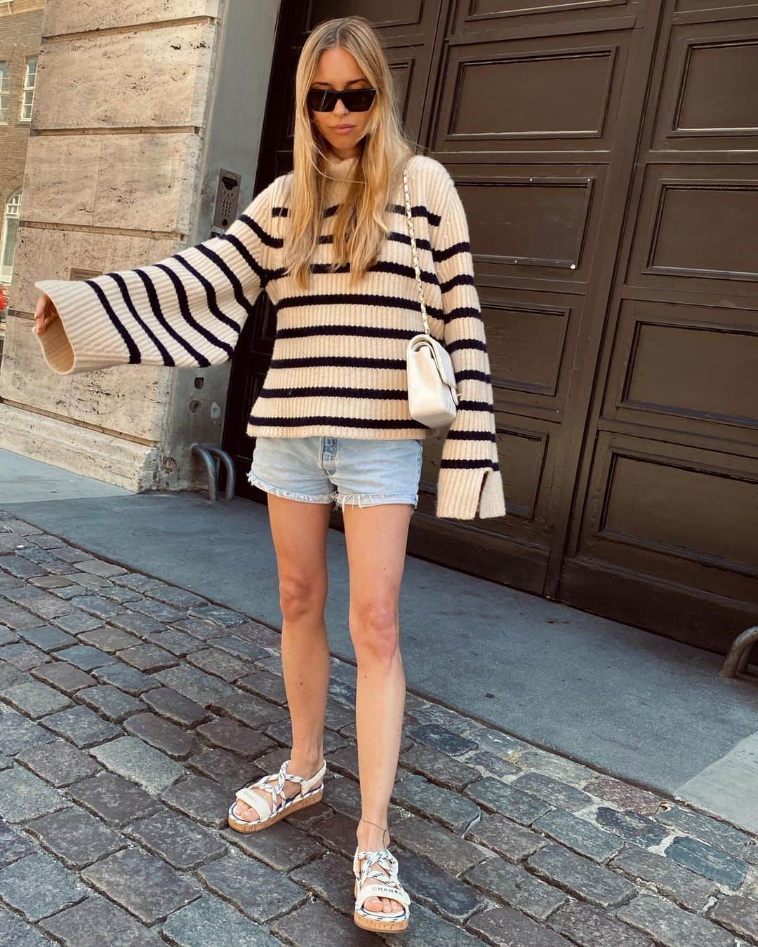 ペニーレ・タイスベックのインスタグラム：「Am I French by now? 🥐」