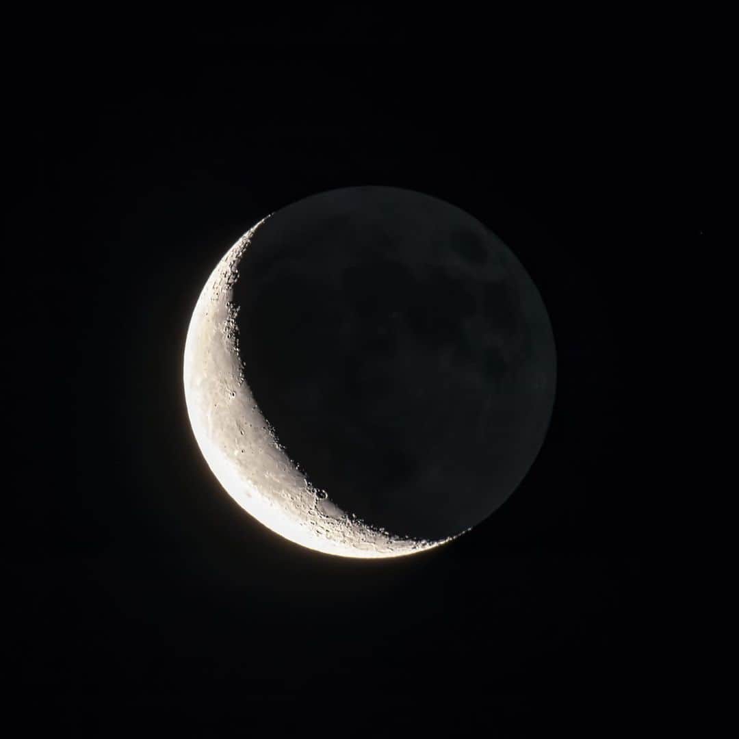 KAGAYAさんのインスタグラム写真 - (KAGAYAInstagram)「こんな時間に起きてらっしゃる方は空をご覧ください。 東に地球照を抱いた二十六夜の月が昇りました。 （今、東京にて撮影） #moon」6月17日 3時43分 - kagaya11949