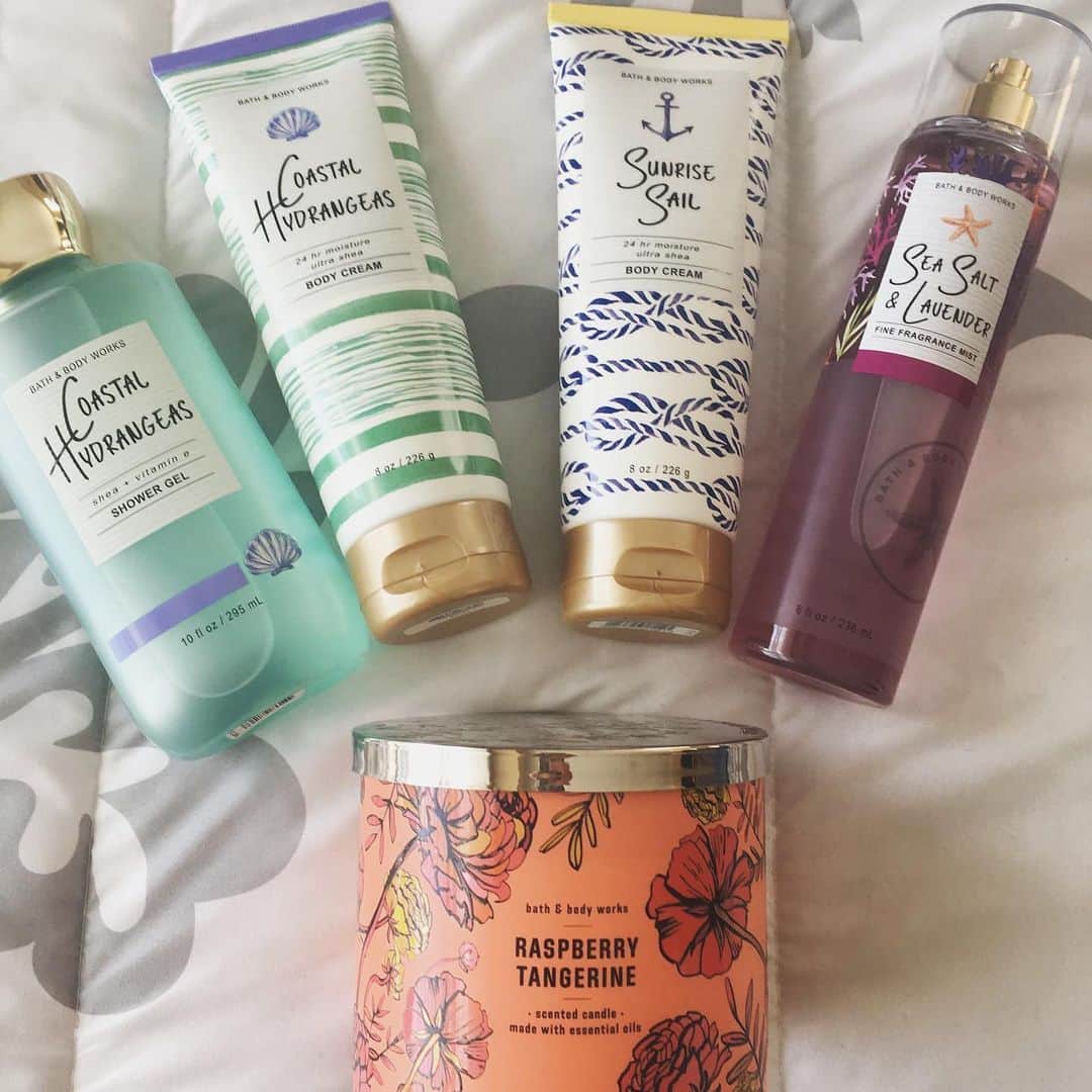 Bath & Body Worksさんのインスタグラム写真 - (Bath & Body WorksInstagram)「It’s beach-o-clock somewhere 😎 ⛱ ☀ Tell us which summer fragrances you’re picking up in the comments!」6月17日 4時04分 - bathandbodyworks
