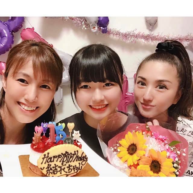 のインスタグラム：「HAPPY BIRTHDAY LOVE FAMILY 👨‍👩‍👧🎂🌻🎁 LOVE ANJEL👸🎂🌻🎁🎀 もう18年位のlovefamily❤️❤️❤️ 結衣ちゃんが産まれる前から気がつけば結衣ちゃんは今お受験モードの歳になっちゃった🧡🧡🧡🌻🌻🌻 月日が経つのは本当に早いよー🥺💛💛💛 #時が経つのが早すぎる #一生ラブ  #産まれてきてくれてありがとう  #最近はないけど時々結衣と姉妹喧嘩するしすぐ仲直りするし #私にとって大切な家族のような存在 #lovemyfamily #時には母時には姉時には妹 #結衣ちゃんから学ぶこと沢山 #中学生活が楽しすぎるみたいで私は幸せ #大人だからとか子供だからとかじゃなくこれからも一緒に成長していこうね #リアルbirthday一緒にお祝いできて幸せでした #おうち時間 #stayhome  #お家お誕生日 #サプライズ #大成功 写真には手巻き寿司しか載せてないけど結衣ママのお料理は何時も最強本当になんでも出来ないことがないというくらい素晴らしい妙姉(mama) #写真整理で見つけた結衣ちゃん8歳の時の可愛すぎるBDの写真はおまけだよ 8本のローソクを一生懸命消してる結衣 #結衣ちゃんが心優しい子に育ってくれて👨‍👩‍👧本当に幸せ #これからも沢山の人に愛される結衣ちゃんでいてね #来年もまたお祝いしようね  #ブリとちーちゃんもね #veryfamous  #tiktoker #youtuber  #結衣ちゃん誕生日おめでとう  #結衣ちゃんねる  #かずゆい #かずゆいチャンネル #リバスク」