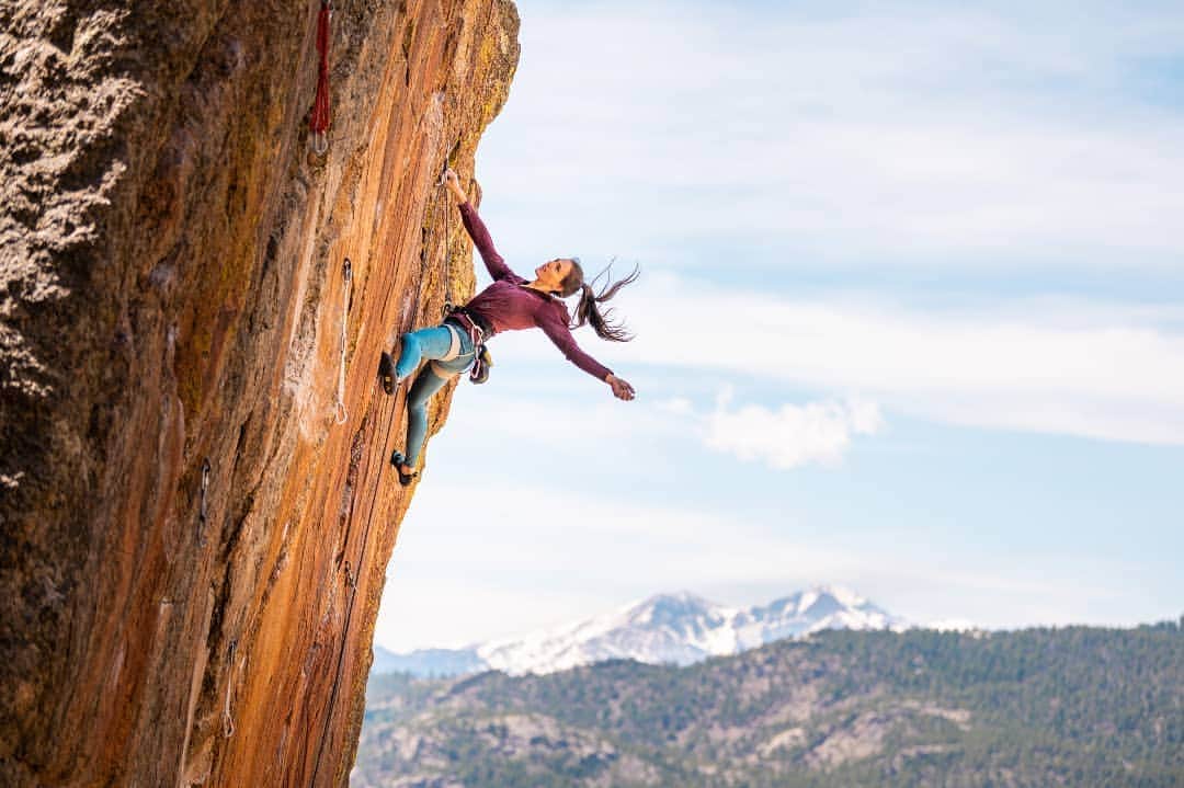 ペイジー・クラッセンのインスタグラム：「This week, I'll be sharing some of my favorite zones around my hometown of Estes Park, Colorado. With Covid restrictions continuing throughout the summer, it's great to have backyard crags to responsibly play on. It doesn't hurt that they're also some of the prettiest places in the whole world.  I grew up in Estes Park, and still consider it home. It's my comfort place. The smell of pine takes me back to weekends spent thrashing my skin in the backyard. But home is also my training ground. Its where I can test myself, gauge my progress, and celebrate the people, experiences, and tiny foot crystals that made me the climber I am today. Estes Park laid my foundation for technical sport climbing.  I still use routes in Estes as my baseline to guage strength and fitness. The Monastery is one of my all time favorite crags, and Grand Ole Opry (photos 1, 3, & 4) is one of those lines I love returning to. I still recognize those tiny foot crystals I struggled to trust so many years ago. They're like old friends now, bringing back great memories and many lessons learned on this remarkable wall.  Tabula Rasa (photo 2) is a can't miss slab on the opposite side of the corridor. At 5.10d, its certainly not an easy tick, but well worth the effort.  #VisitEstesPark  #AthleteInResidence  Photo by @arjandekock」