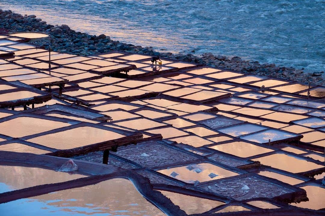 Michael Yamashitaさんのインスタグラム写真 - (Michael YamashitaInstagram)「The ancient salt terraces of Yanjin, Tibet, along Route 318 of the Tea Horse Road, cling to sheer slopes on both banks of the Mekong River. Salty water is pumped up from wells under the riverbed to fill the 3,000 multi level wooden platforms covered in local red clay. It takes 2 weeks of wind and sunshine to evaporate the brine leaving layers of crystallized white salt. In operation for some 1200 years, this is the only place in the world where river brine is processed in this unique way.  #salt #saltpans #teahorseroad #chamagudao #tibet #tibetan #mekong #lancangjiang」6月17日 4時16分 - yamashitaphoto