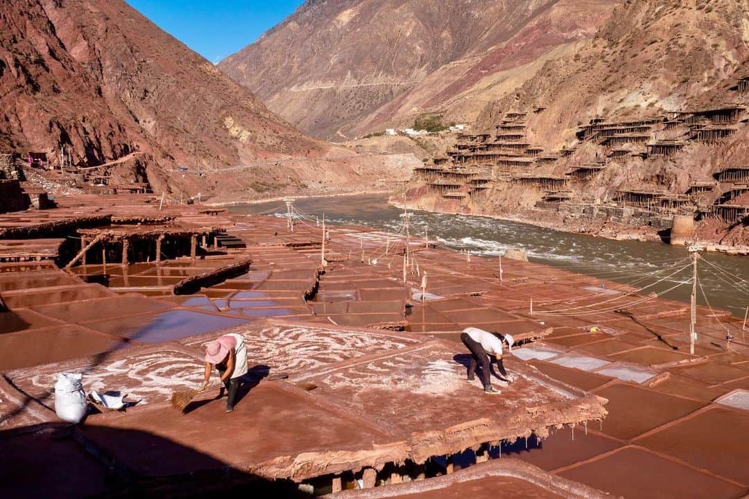 Michael Yamashitaさんのインスタグラム写真 - (Michael YamashitaInstagram)「The ancient salt terraces of Yanjin, Tibet, along Route 318 of the Tea Horse Road, cling to sheer slopes on both banks of the Mekong River. Salty water is pumped up from wells under the riverbed to fill the 3,000 multi level wooden platforms covered in local red clay. It takes 2 weeks of wind and sunshine to evaporate the brine leaving layers of crystallized white salt. In operation for some 1200 years, this is the only place in the world where river brine is processed in this unique way.  #salt #saltpans #teahorseroad #chamagudao #tibet #tibetan #mekong #lancangjiang」6月17日 4時16分 - yamashitaphoto