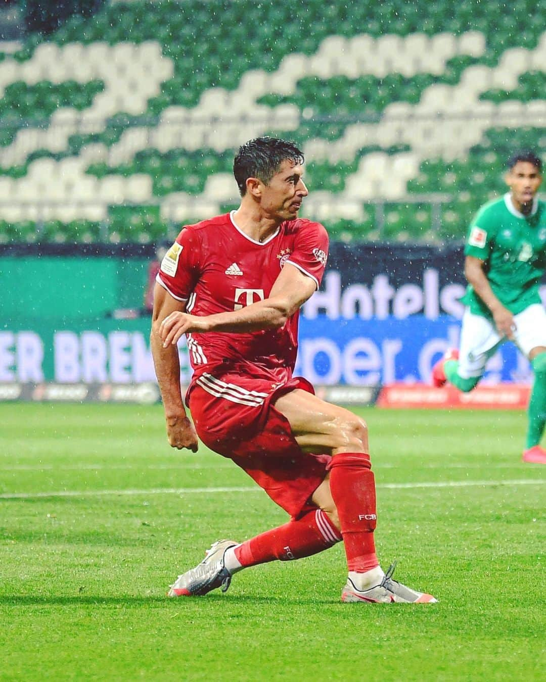 バイエルン・ミュンヘンさんのインスタグラム写真 - (バイエルン・ミュンヘンInstagram)「⚽️ Pure fire in the Bremen rain! 🔥 #Lewangoalski #FCBayern #SVWFCB」6月17日 4時36分 - fcbayern