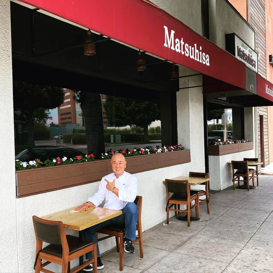 松久信幸さんのインスタグラム写真 - (松久信幸Instagram)「Nobu’s new table 😊. @matsuhisabeverlyhills #nobupose👈👉」6月17日 4時46分 - therealnobu