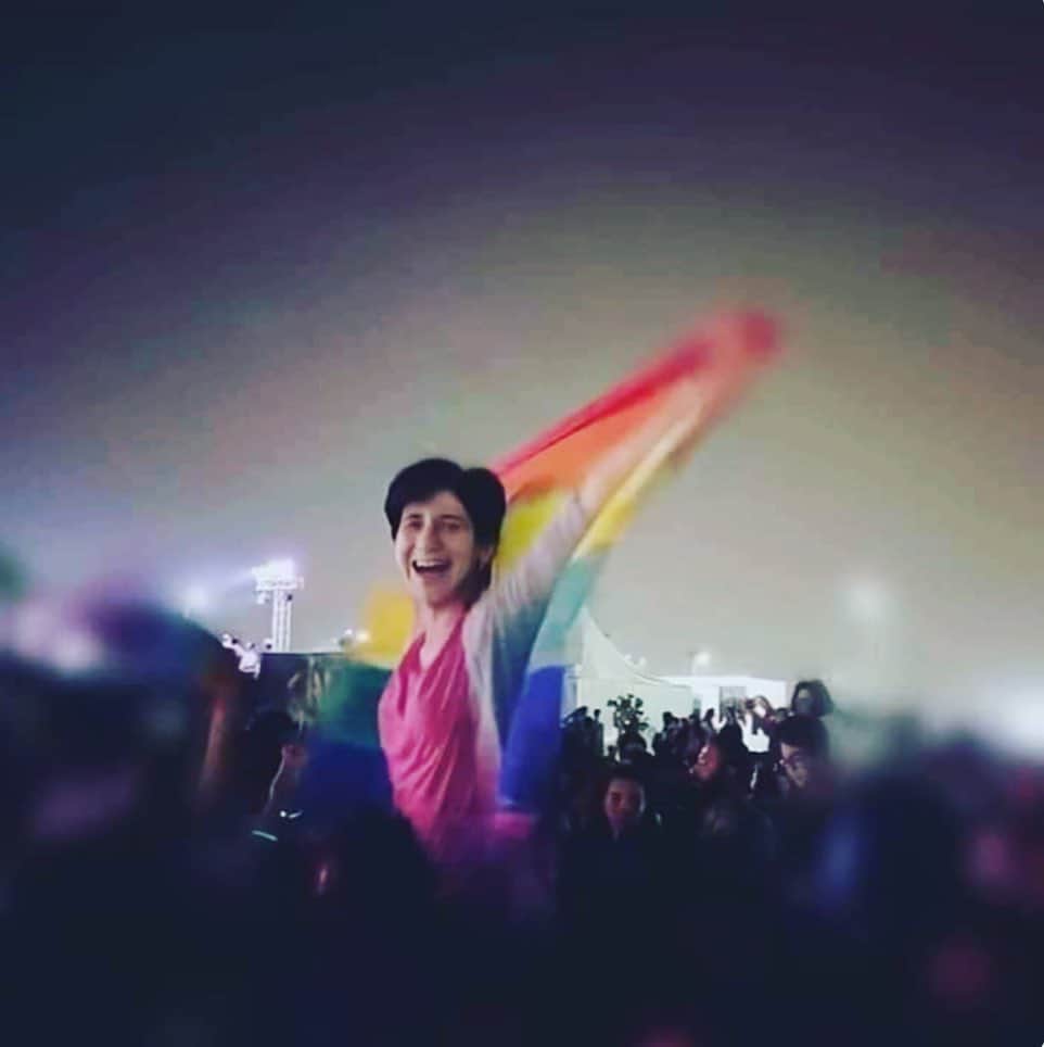 チェリーン・ダビスのインスタグラム：「So incredibly sad to learn about the death of Egyptian activist Sarah Hegazi. Sarah was charged with “inciting debauchery” for waving a rainbow flag at a Mashrou’ Leila concert in Cairo in 2017. She was raped and tortured in jail. Three months later, she was granted bail. But she was fired from her job and rejected by some family members. Fearing she might be detained again, she fled to Canada where she was granted political asylum. She took her own life on Saturday. “To the world,” she wrote. “You’ve been greatly cruel. But I forgive.” The unbelievably cruel persecution that led Sarah to commit suicide must end. We must challenge homophobia and transphobia in our families and communities. Rest in power and peace, dear Sarah. We will continue the fight.」