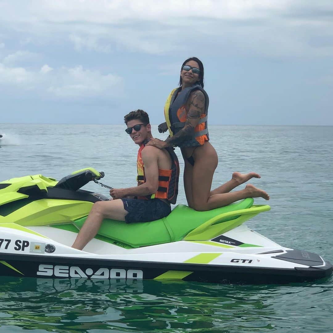 ジェイク・イラーディのインスタグラム：「I love slidin with you 🌊🌎」