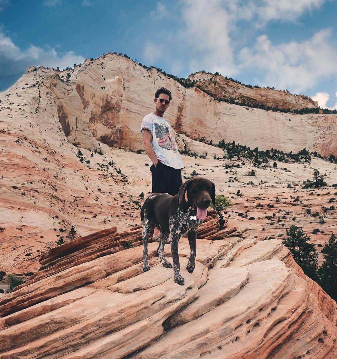 アダム・センさんのインスタグラム写真 - (アダム・センInstagram)「Dogs in the great unknown. Tex never skipped a beat no matter the terrain. @texbirddog 🐶🐶 #dog #adventure #summer」6月17日 5時02分 - adamsenn