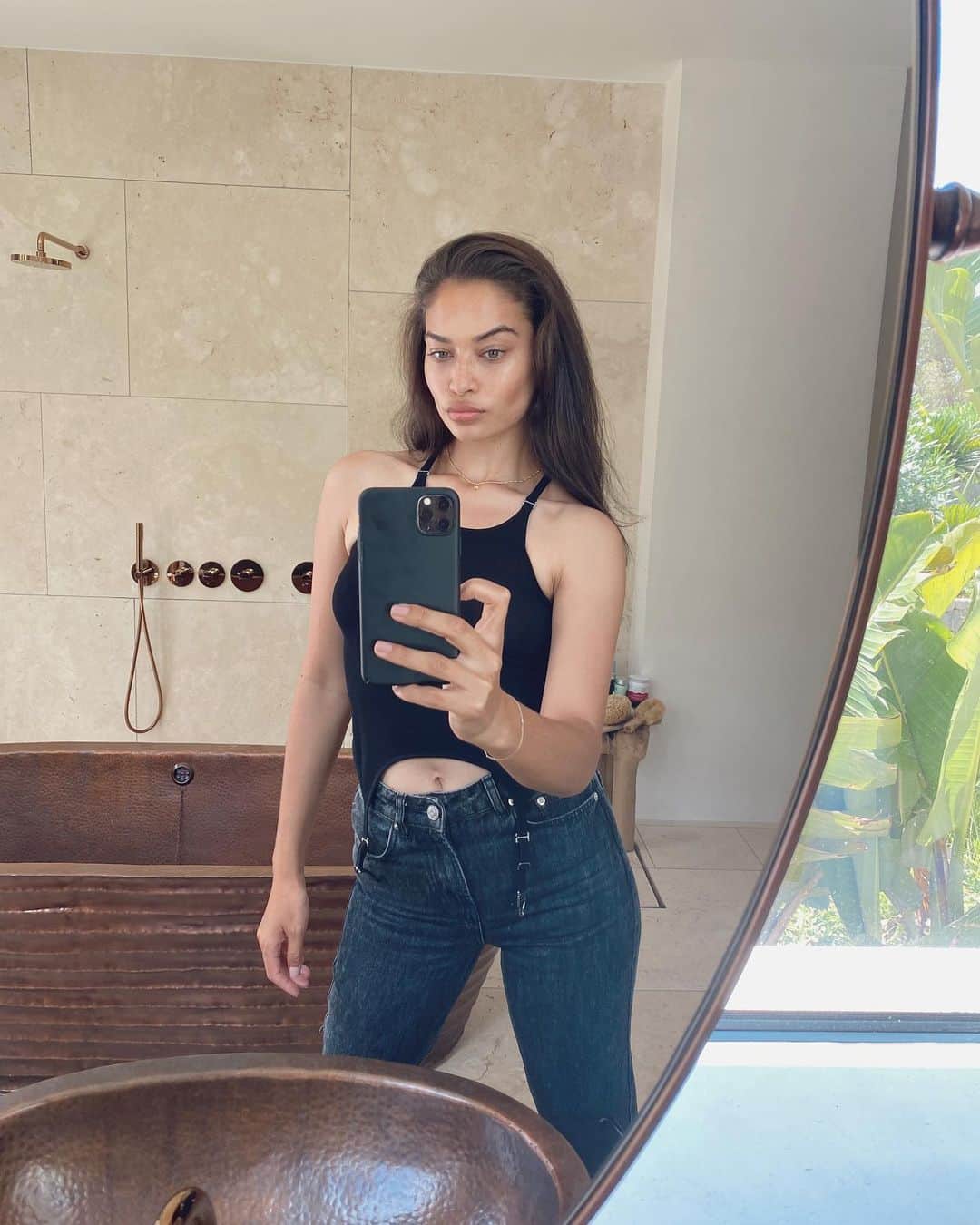 シャニーナ・シャイクのインスタグラム：「Wearing @dionlee today 🖤 one of my favorite Australian designers」