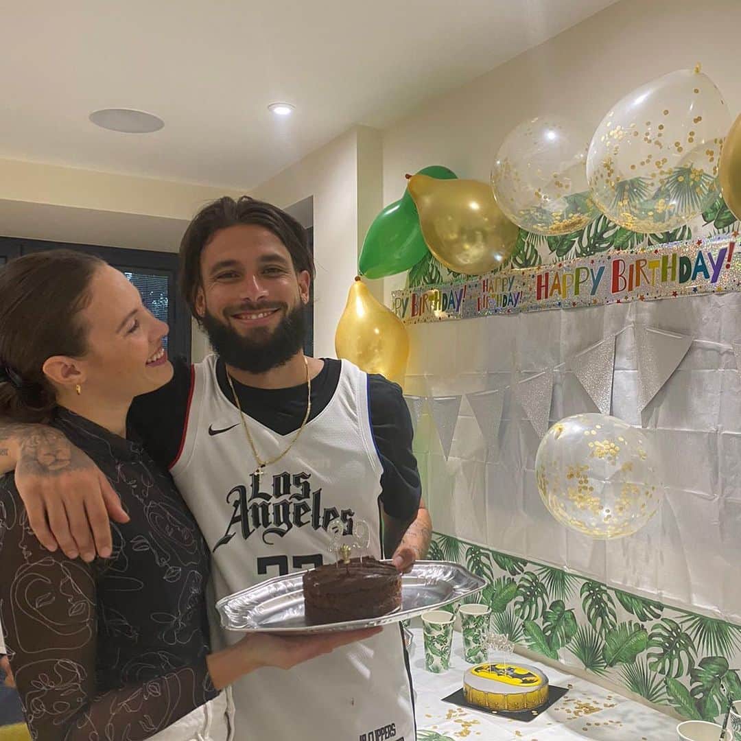 ホタのインスタグラム：「Thank God for blessing me and my family one year more and thanks to everyone for the birthday wishes . Much Love ❤️」