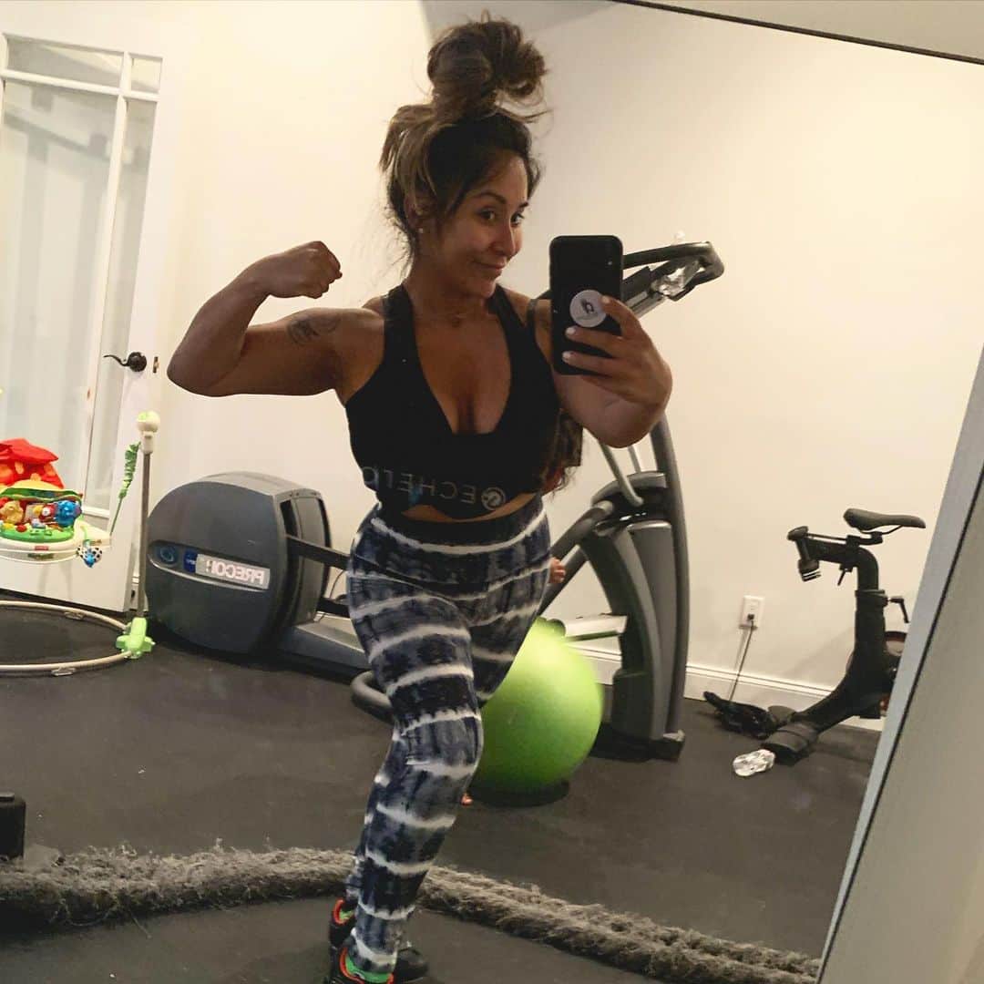 ニコール・ ポリッツィのインスタグラム：「Always making time to physically improve myself & test my strength 💪🏾 it also helps that @realanthonymichael still kicks my ass on FaceTime 🙏🏽 #fitmoms」