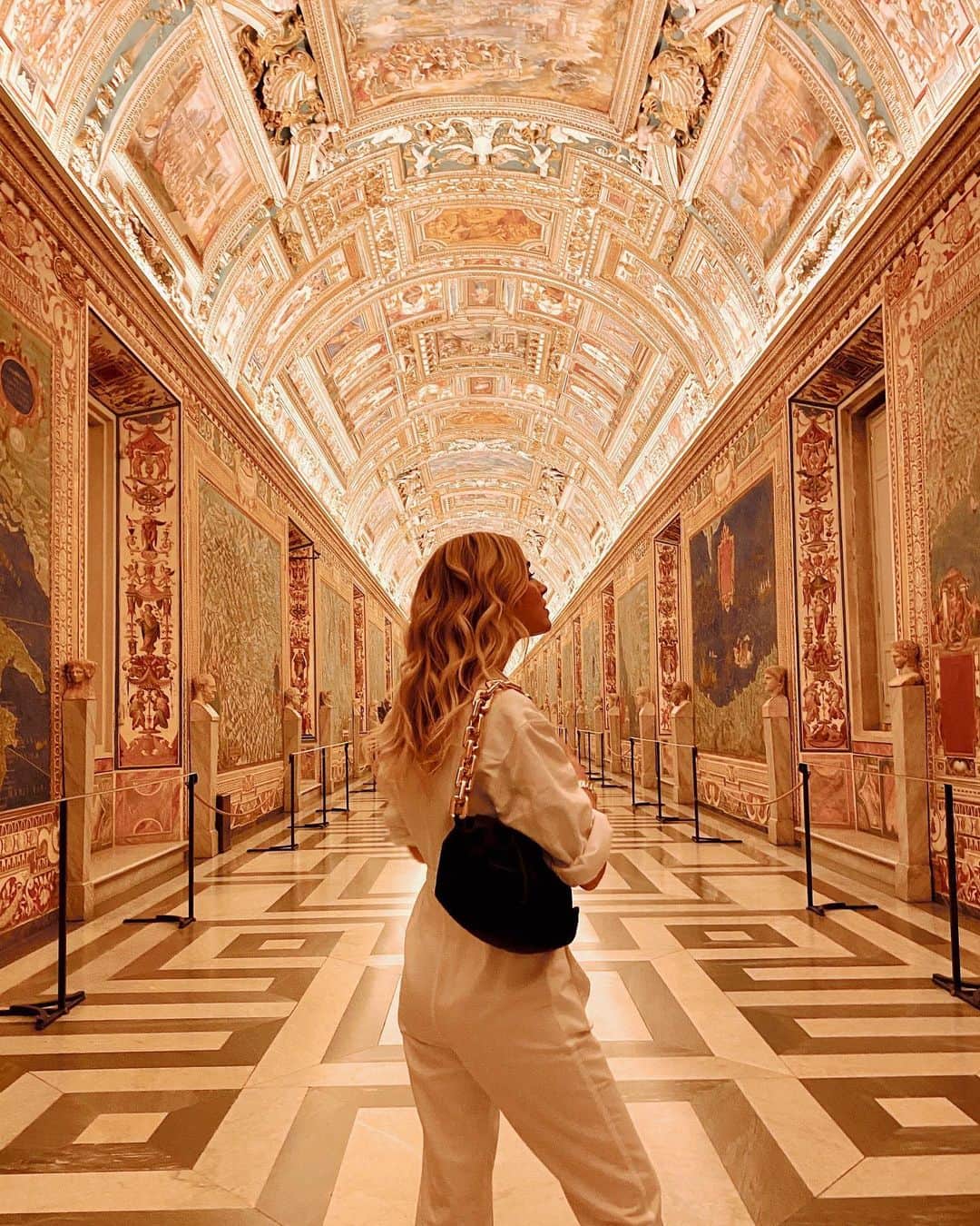 キアラ・フェラーニさんのインスタグラム写真 - (キアラ・フェラーニInstagram)「I live in the most beautiful country in the whole world. Night at the Vatican Museums supplied by @ifexperience, thank you @vaticanmuseums as well 🙏🏻」6月17日 5時24分 - chiaraferragni
