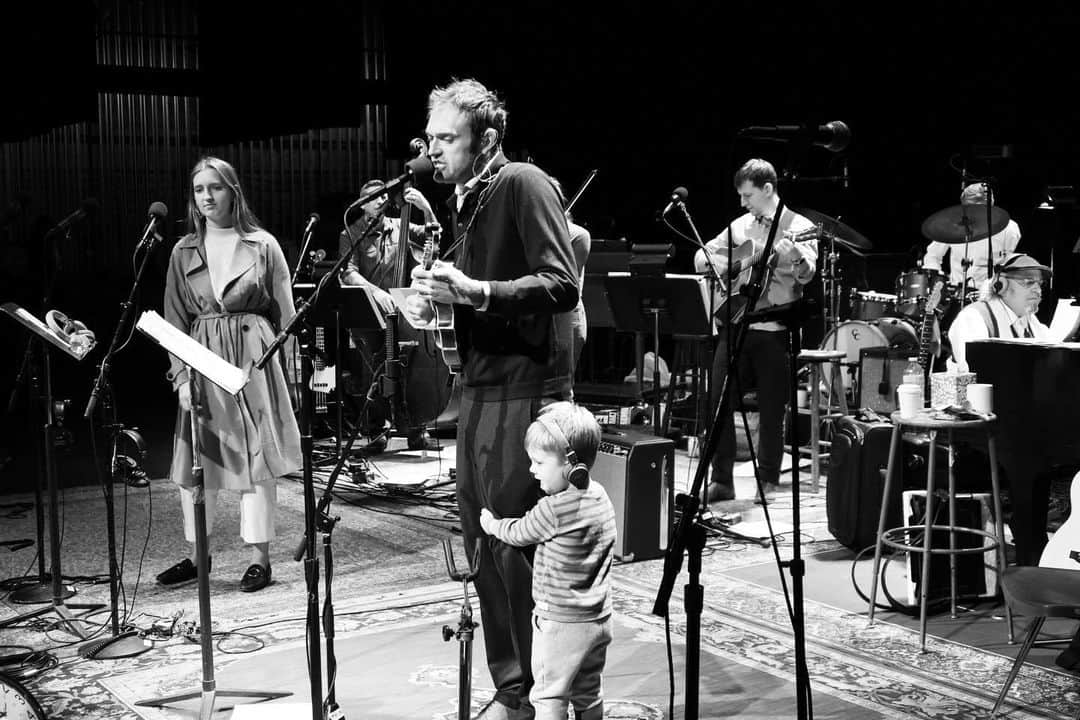 クレア・コフィーのインスタグラム：「APM has canceled @livefromhereapm. This show was magic for our family in so many ways. Thank you to every artist, staff member, and crew hero who made the world seem full of hope for two hours on Saturday. The collaboration and alchemy that happened on that stage was endlessly inspiring. Music saves, music heals, music is freaking LIFE. I am so proud of what you grew, @christhile. Cheers to you all on this capsule of perfection.」