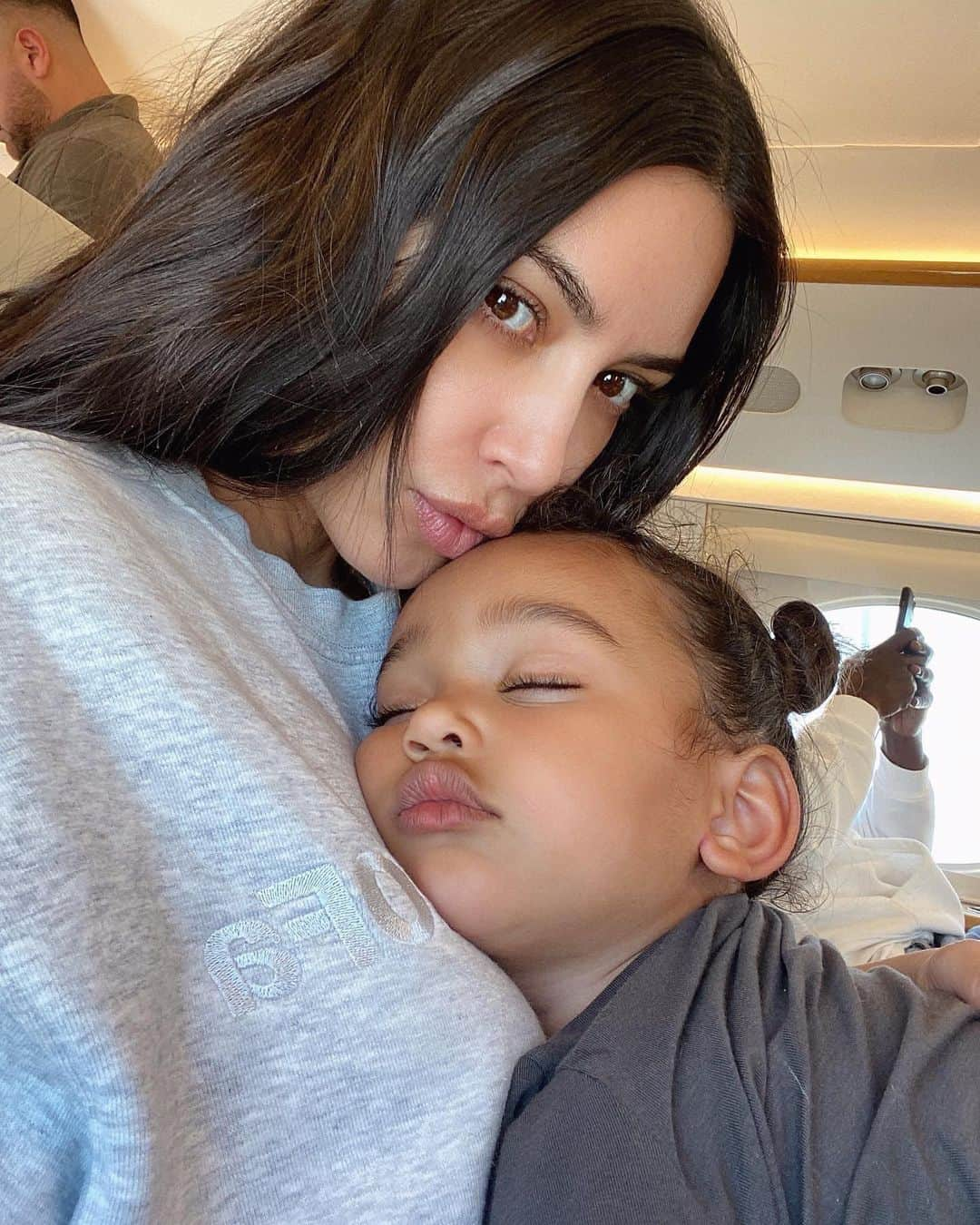 キム・カーダシアンさんのインスタグラム写真 - (キム・カーダシアンInstagram)「Snuggles w my Chi Chi」6月17日 5時50分 - kimkardashian