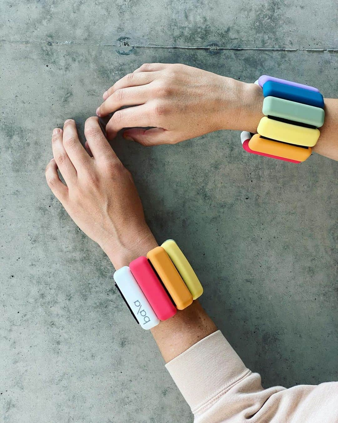 マリア・シャラポワさんのインスタグラム写真 - (マリア・シャラポワInstagram)「In love with these @bala Pride Bangles and more importantly their mission! 💛🧡💚💙❤️ 25% of sales going directly to @translawcenter. They sold out yesterday but more coming soon in August. Proud to be part of this movement! #GoTeamGo」6月17日 5時50分 - mariasharapova