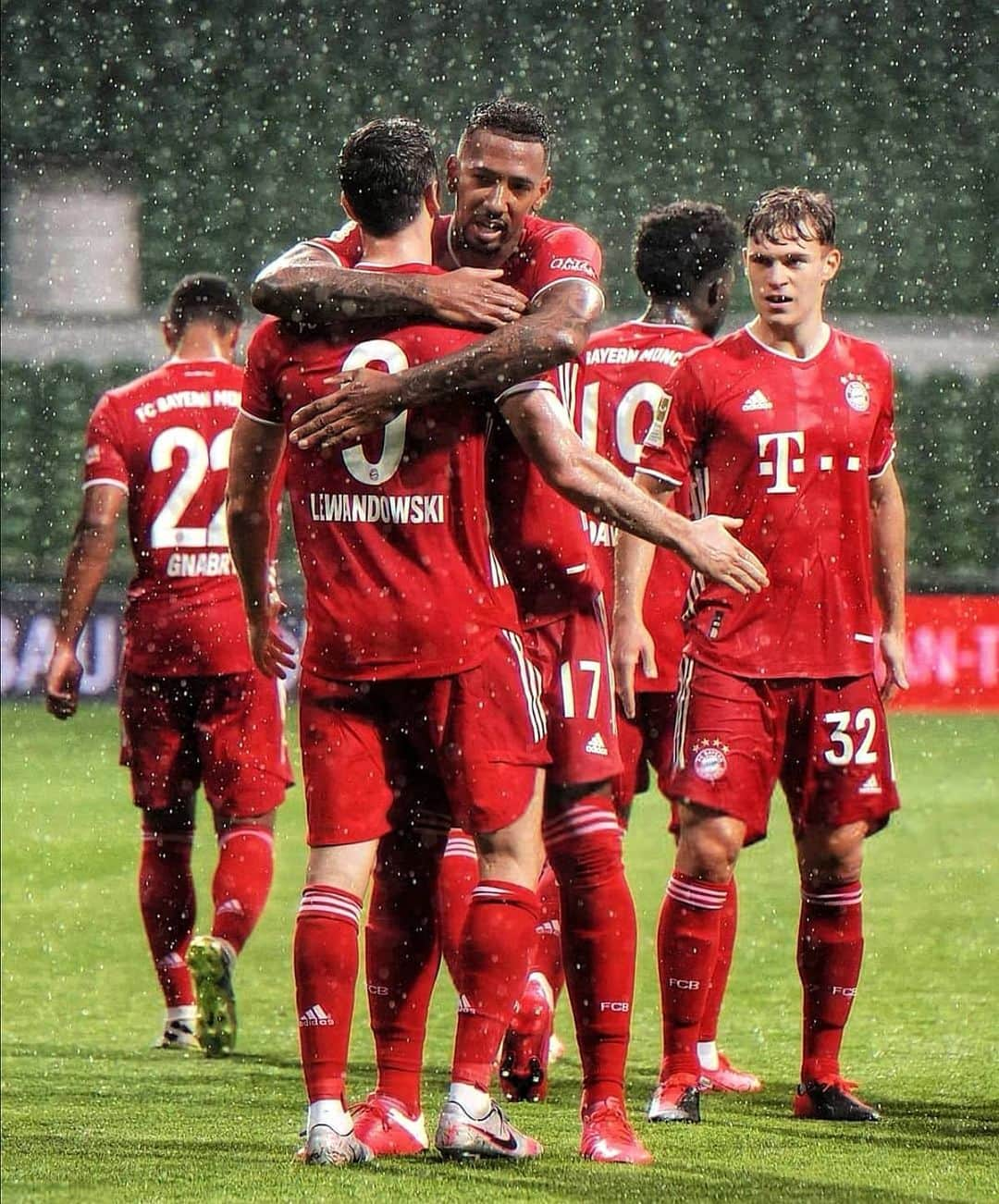 ロベルト・レヴァンドフスキさんのインスタグラム写真 - (ロベルト・レヴァンドフスキInstagram)「Wir sind Deutscher Mei8ter😁🏆🤜🤛 @fcbayern 🔴⚪ #MEI8TER」6月17日 5時48分 - _rl9