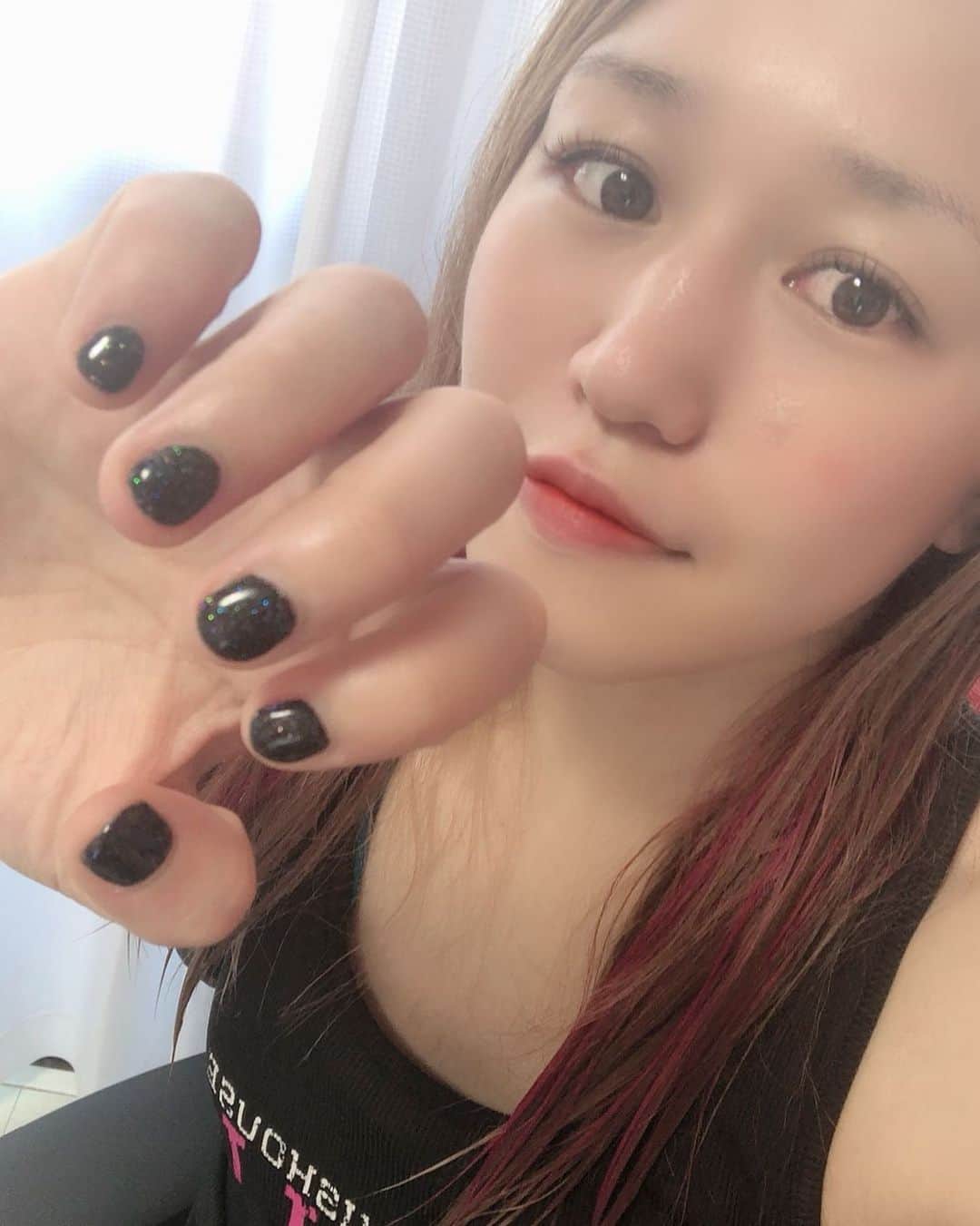 朱里さんのインスタグラム写真 - (朱里Instagram)「爪は黒くしたぜっ  さぁさ一日がんばっぺ( ͡° ͜ʖ ͡°) #goodmorning #morning #nail #black #new #color」6月17日 6時00分 - syuri_official