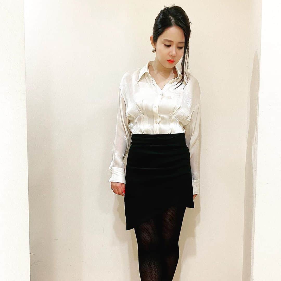 鈴木涼美さんのインスタグラム写真 - (鈴木涼美Instagram)「衣装がアダルトな業界を思い出すやつ。 Styling : Shibata-san #サンデージャポン #女秘書 #frayid #whiteshirt #blacktightskirt #japanesegirl」6月17日 6時10分 - suzumisuzuki