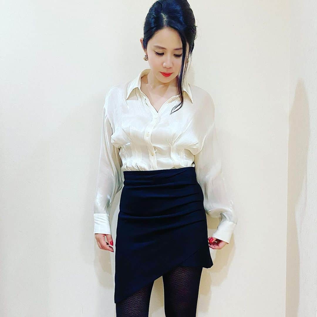 鈴木涼美のインスタグラム：「衣装がアダルトな業界を思い出すやつ。 Styling : Shibata-san #サンデージャポン #女秘書 #frayid #whiteshirt #blacktightskirt #japanesegirl」