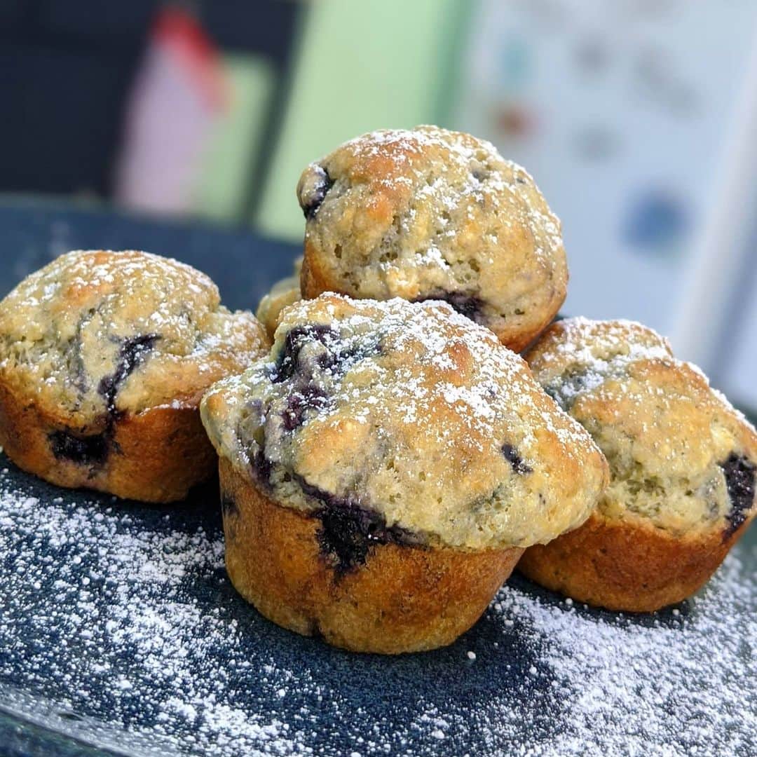 ハナー・ハートのインスタグラム：「After all these years... I can't believe I have vaguely learned to bake. 🤯 Check out the recipe for these gluten-free blueberry mini-muffins! Link in bio! #glutenfree  #baking」