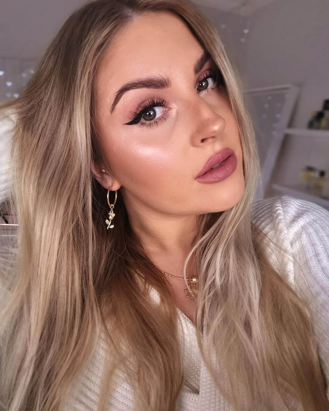 Shannonのインスタグラム：「Blonde baby 💕 thanks for the fresh up @nirvanahair278_ 🥰 I filmed this look yesterday and finally felt like myself again; fake tan, hair and just got my nails done too 😂 superficial say whaaaaa— 🤷🏼‍♀️ what is your non-negotiable when it comes to your beauty routine or pamper, upkeep etc? 🧐 I swear I don’t feel like me unless I have my nails done lol」