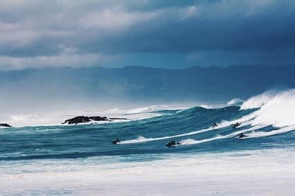 ジョン・ジョン・フローレンスのインスタグラム：「I wanted to thank the lifeguards here in Hawai’i for everything they do. They deserve so much respect for all of the challenges and the risk they take. It doesn’t matter who it is, a surfer at Pipe or a family on the beach, they are looking out for everyone and putting their lives on the line regularly. The amount of lifesaving rescues they made on the North Shore this winter was heroic. We all respect and appreciate what you do for us!」