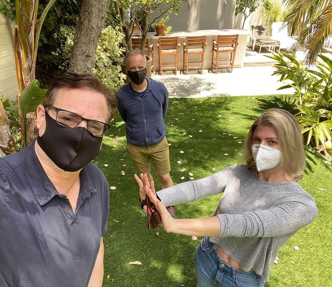ボブ・サゲットのインスタグラム：「Our first socially distant visit at the house today with our friend Paul Anderson. Fun was had by all, nine feet apart. Kelly and I didn’t even change our normal habits— We wear masks 24/7 even in bed. She says it “adds mystery.”」