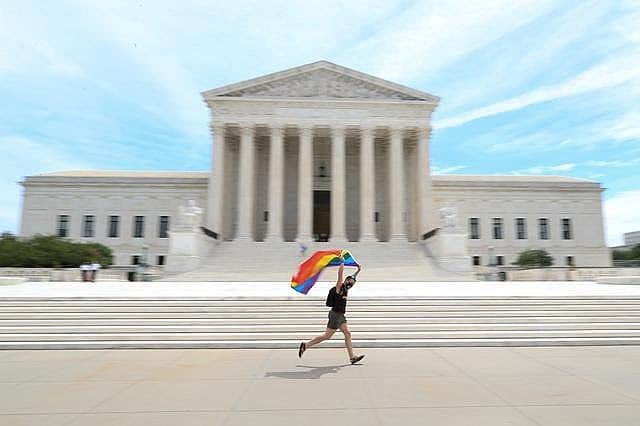 アマンダ・サイフリッドさんのインスタグラム写真 - (アマンダ・サイフリッドInstagram)「“Joseph Fons holding a Pride Flag, runs in front of the U.S. Supreme Court building after the court ruled that a federal law banning workplace discrimination also covers sexual orientation, in Washington, D.C., U.S., June 15, 2020.” REUTERS/TOM BRENNER  #Repost @thomas_sadoski ・・・ Can’t stop. Won’t stop.  Happy #Pride🌈. 📸 @reuters」6月17日 6時49分 - mingey
